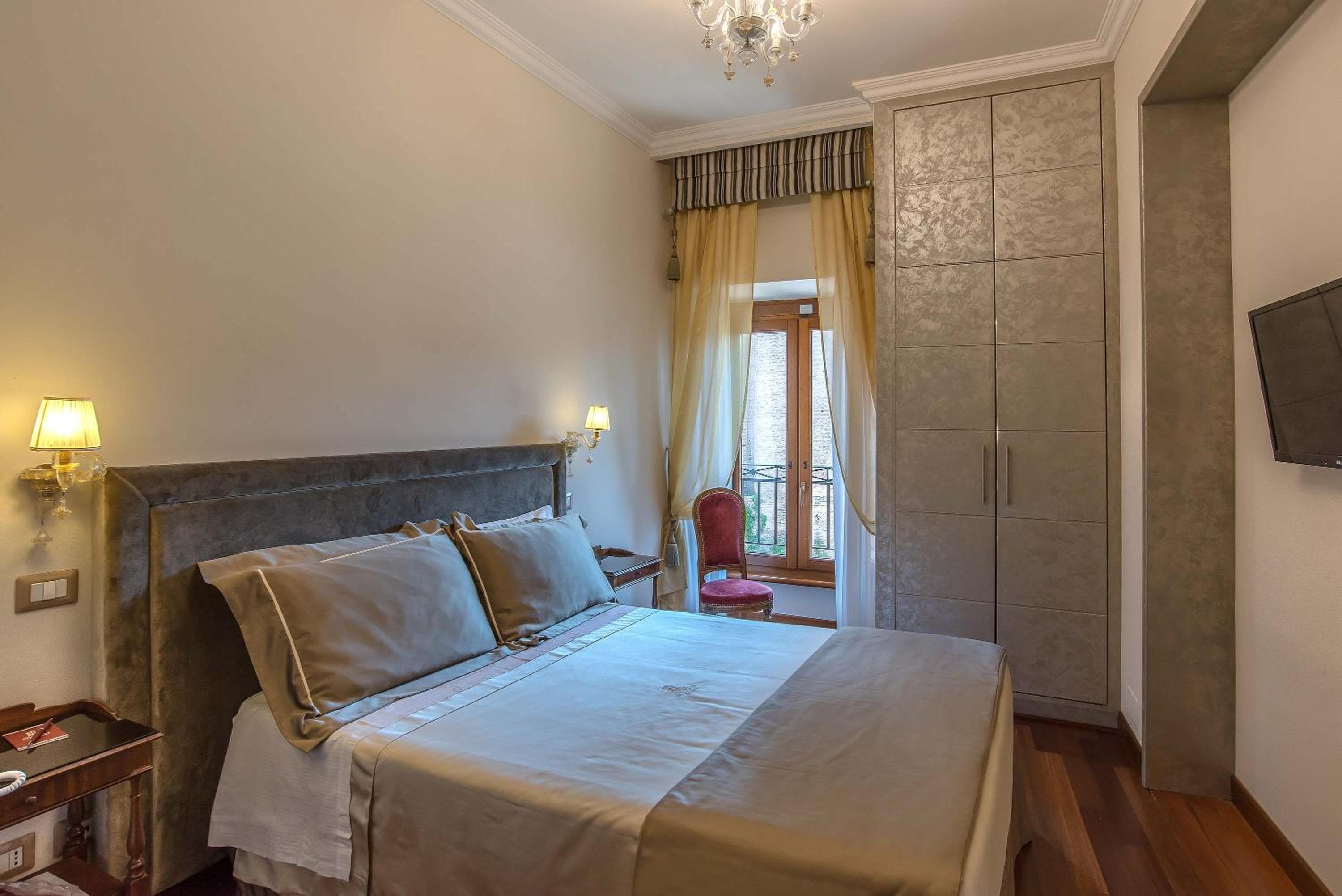 Hotel Forum — 3