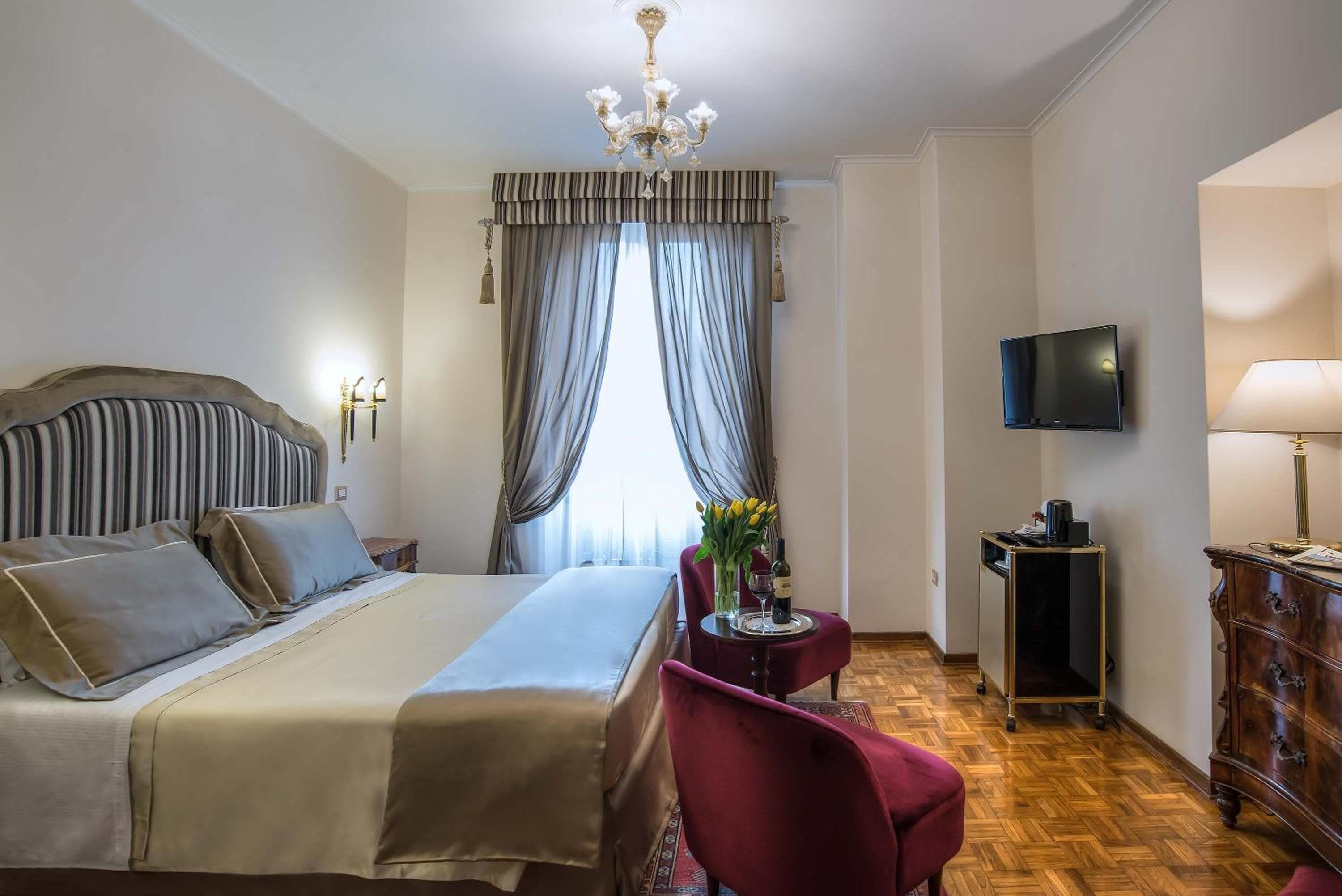 Hotel Forum — 24