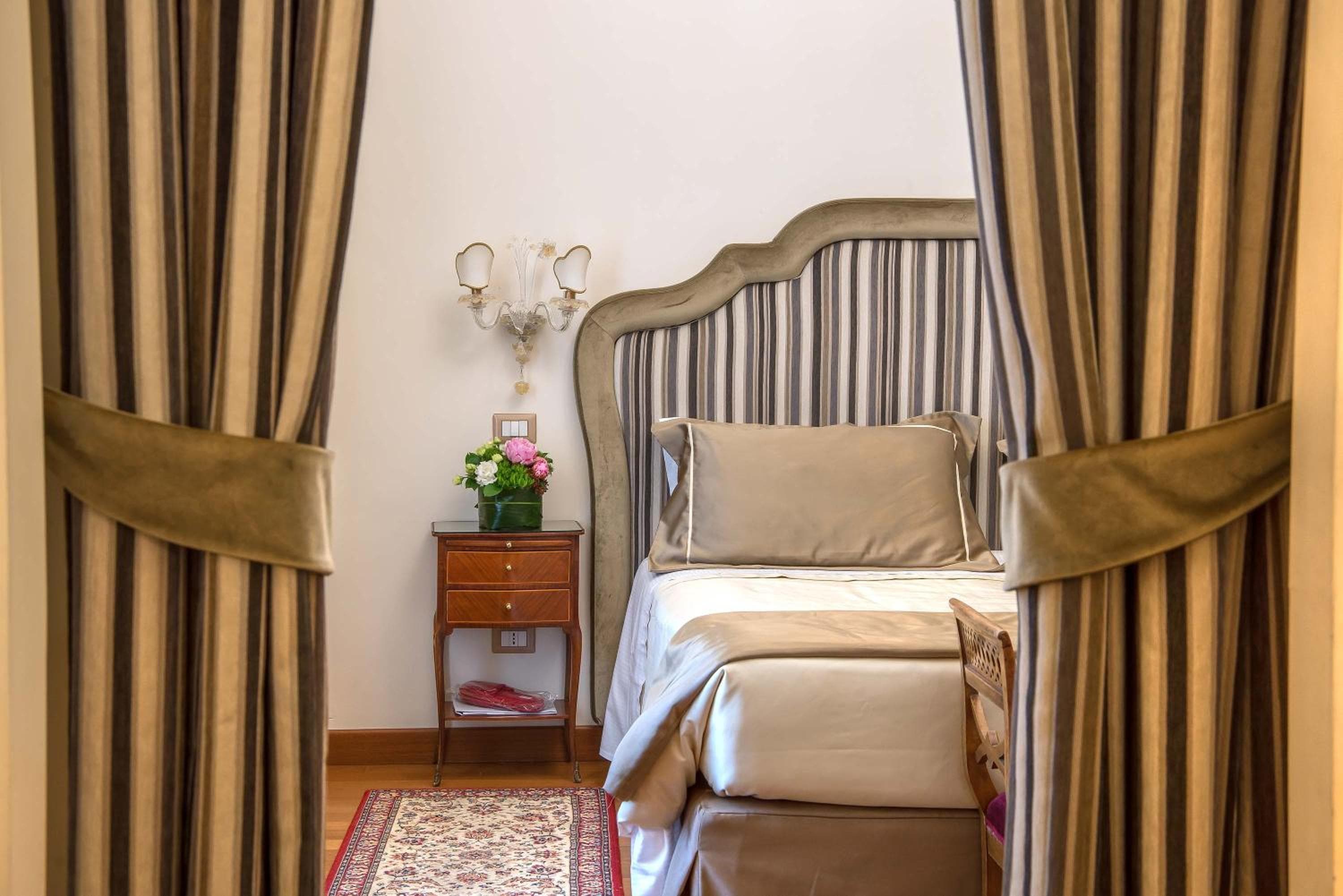 Hotel Forum — 11