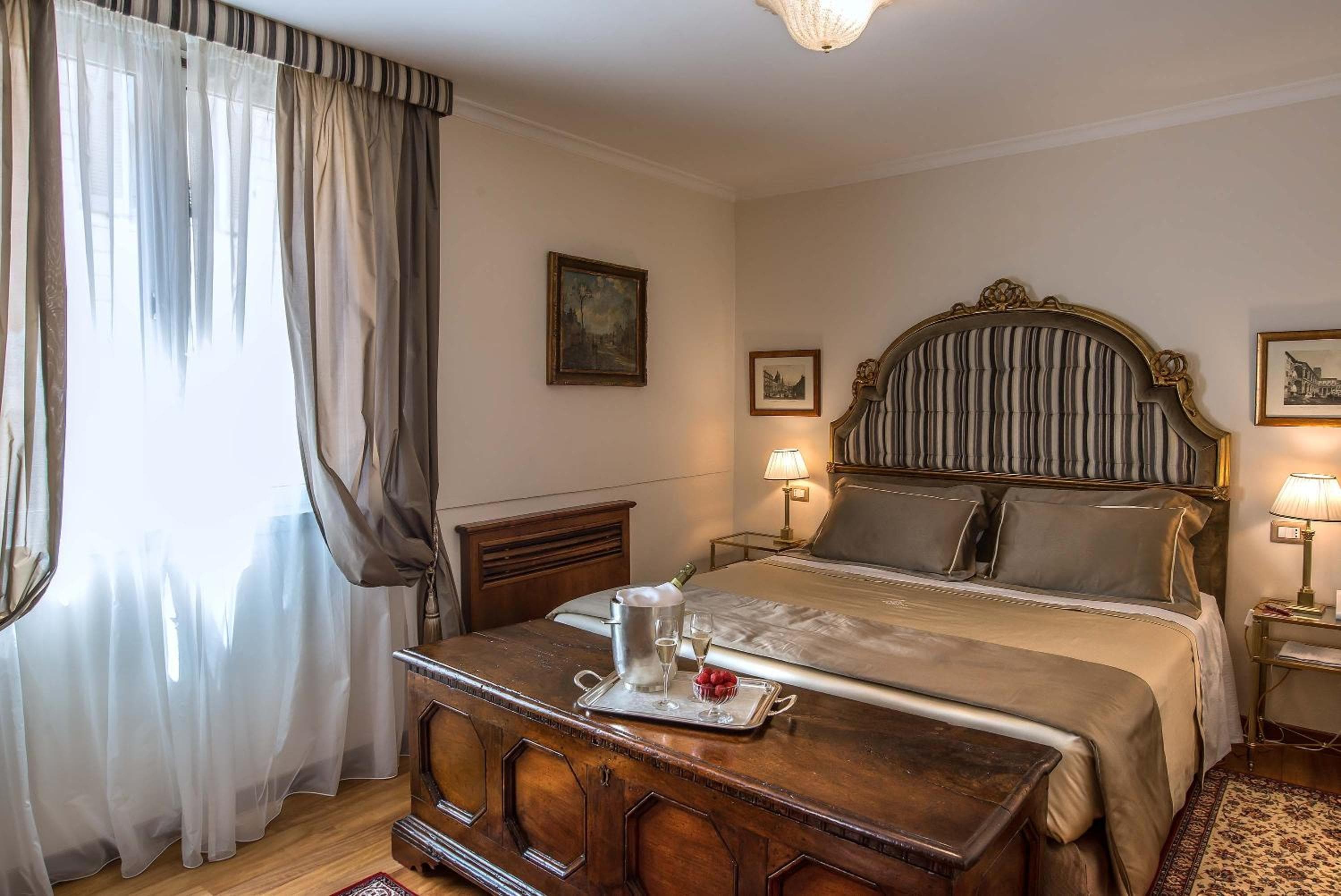Hotel Forum — 9