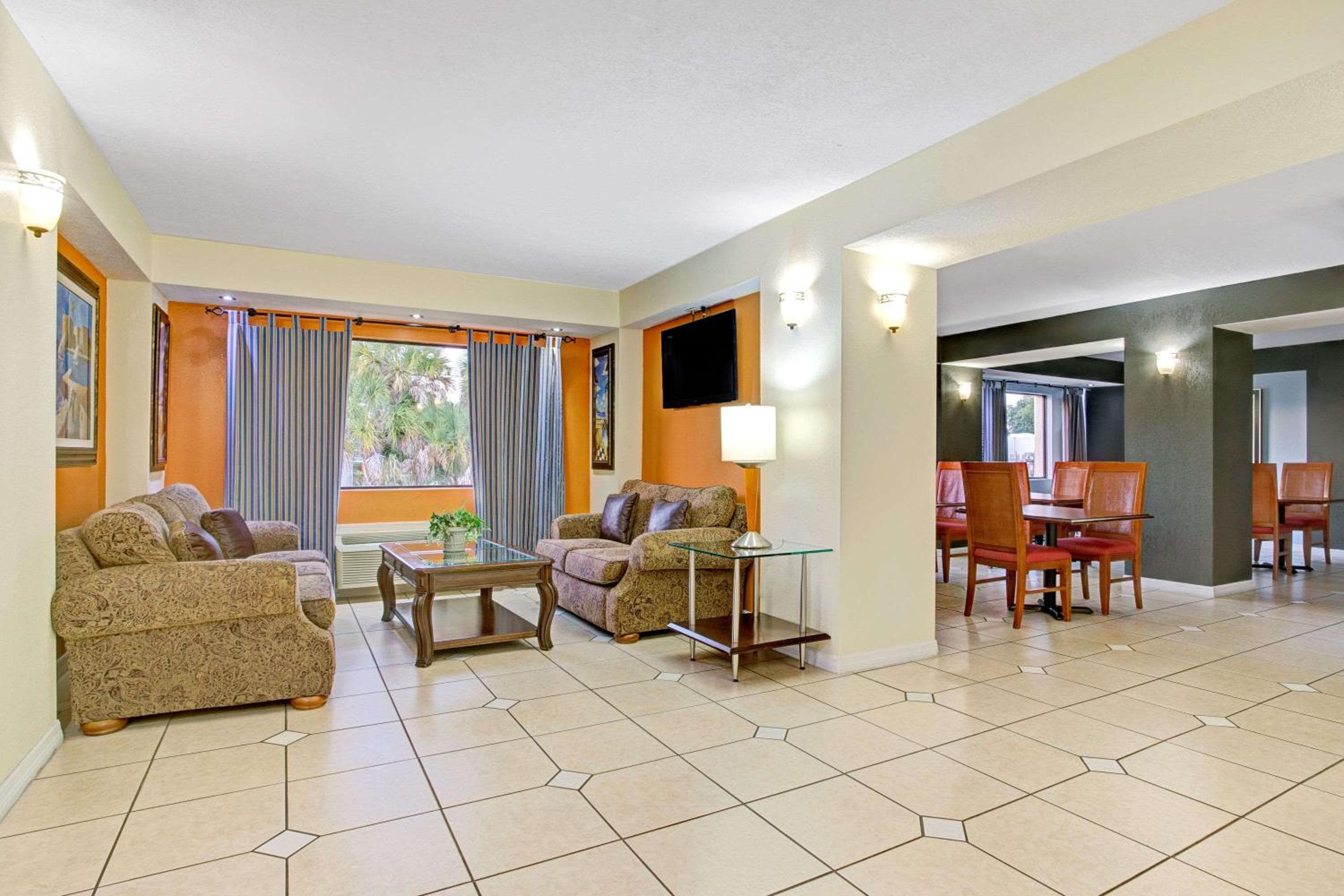 Days Inn & Suites by Wyndham Tampa - Ybor City — 14