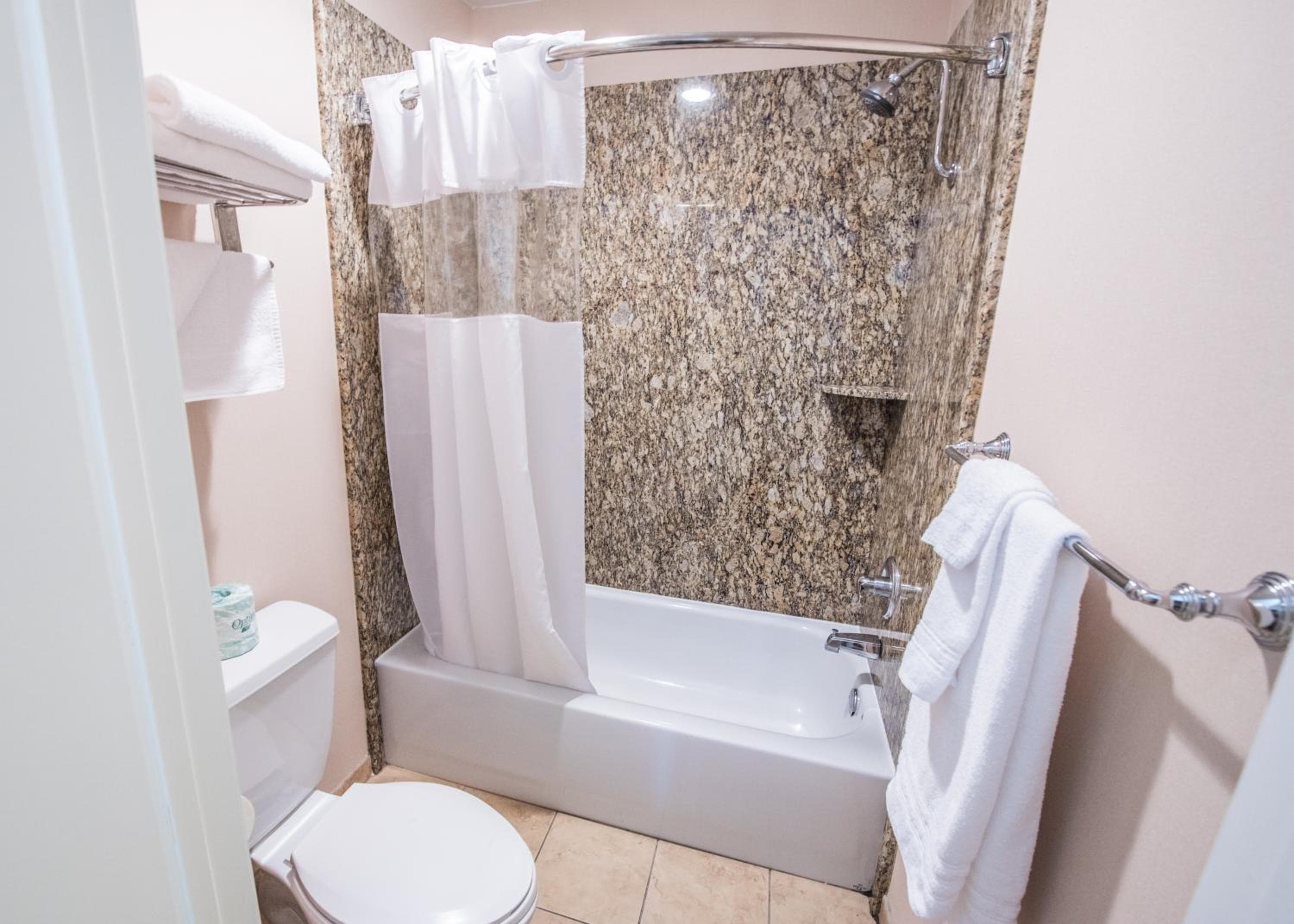 Travelodge by Wyndham Culver City — 16