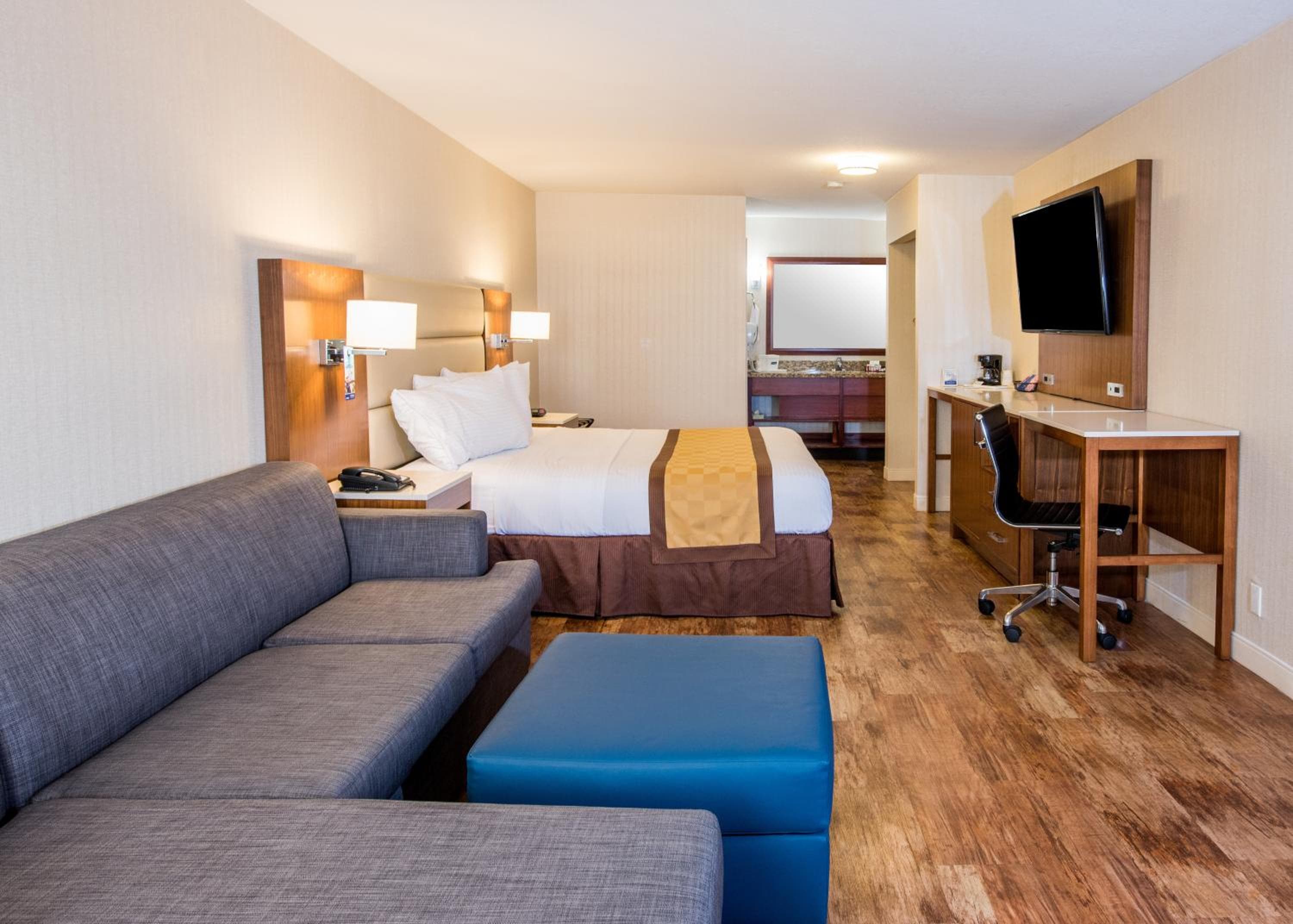 Travelodge by Wyndham Culver City — 7