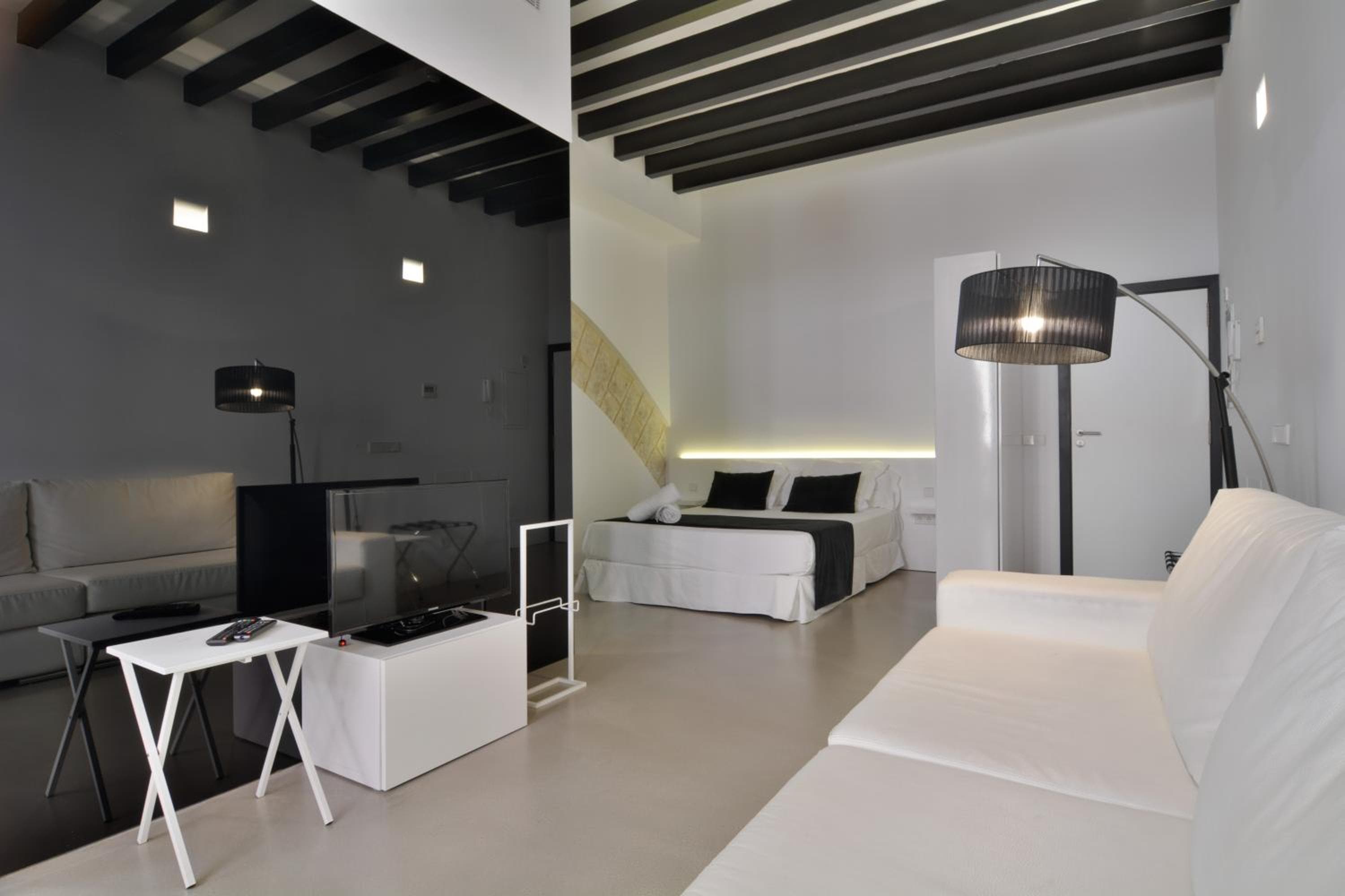 Apartamentos Lonja Suites — 5
