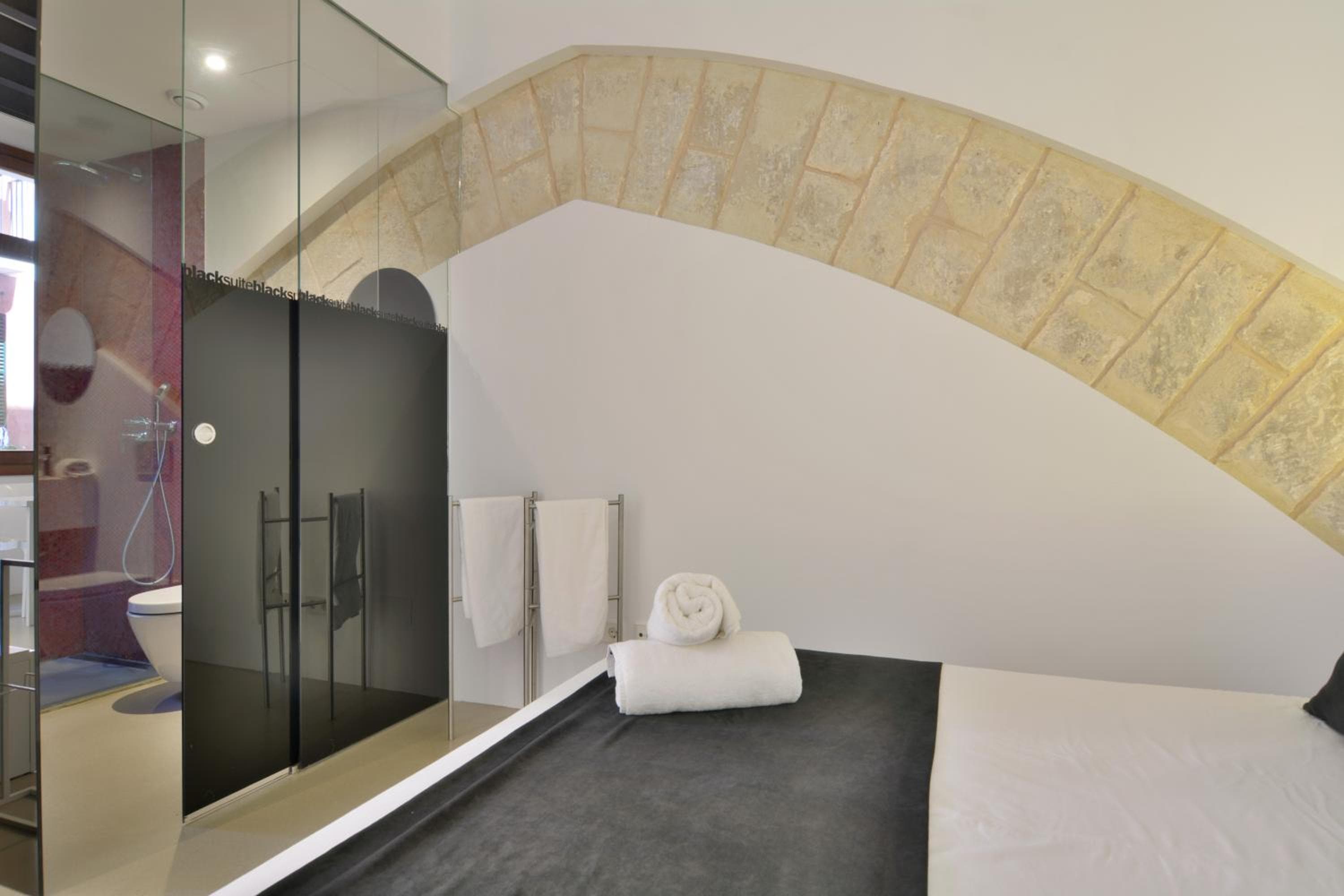 Apartamentos Lonja Suites — 7