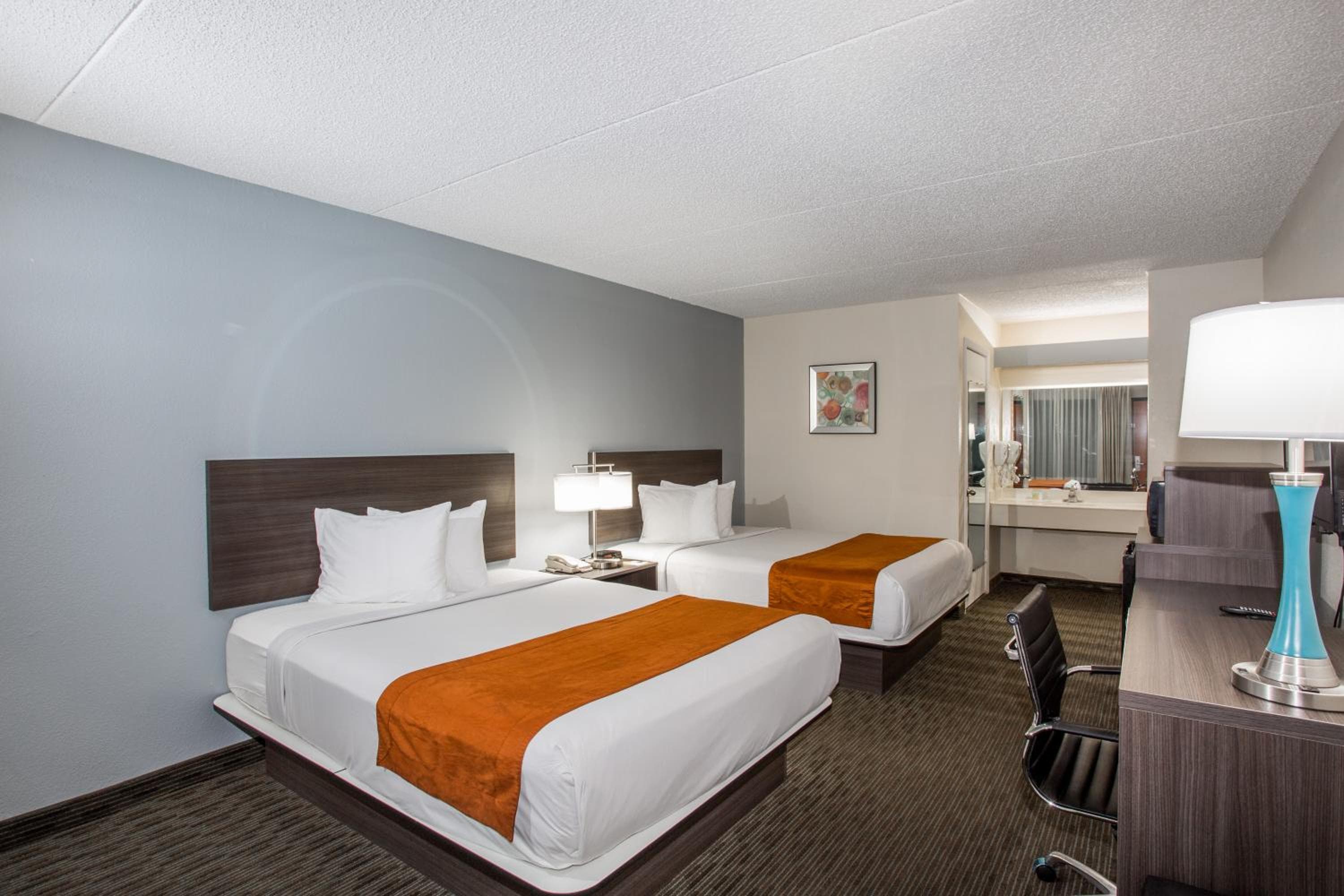 Days Inn & Suites by Wyndham Orlando Airport — 4