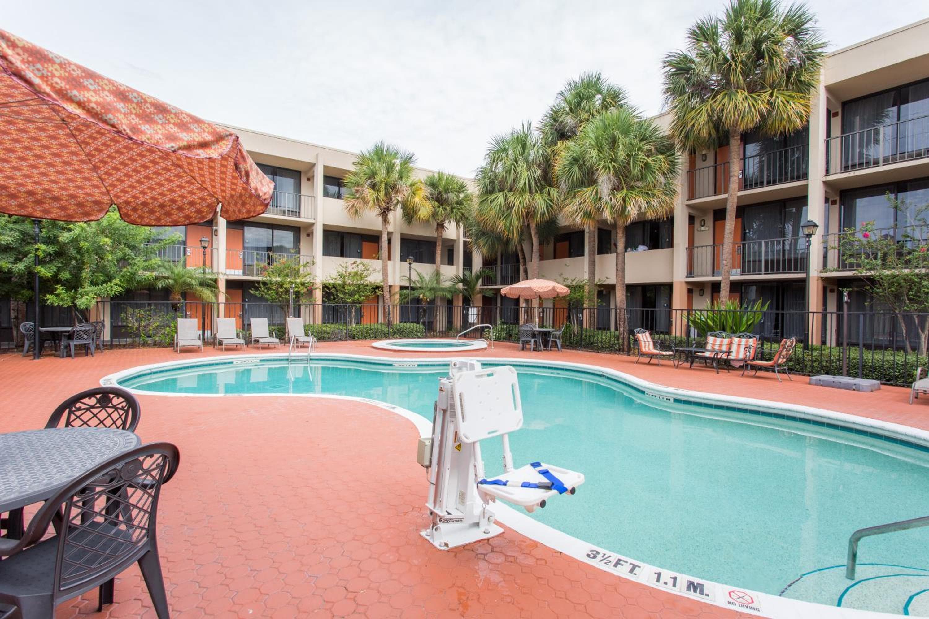 Days Inn & Suites by Wyndham Orlando Airport — 3