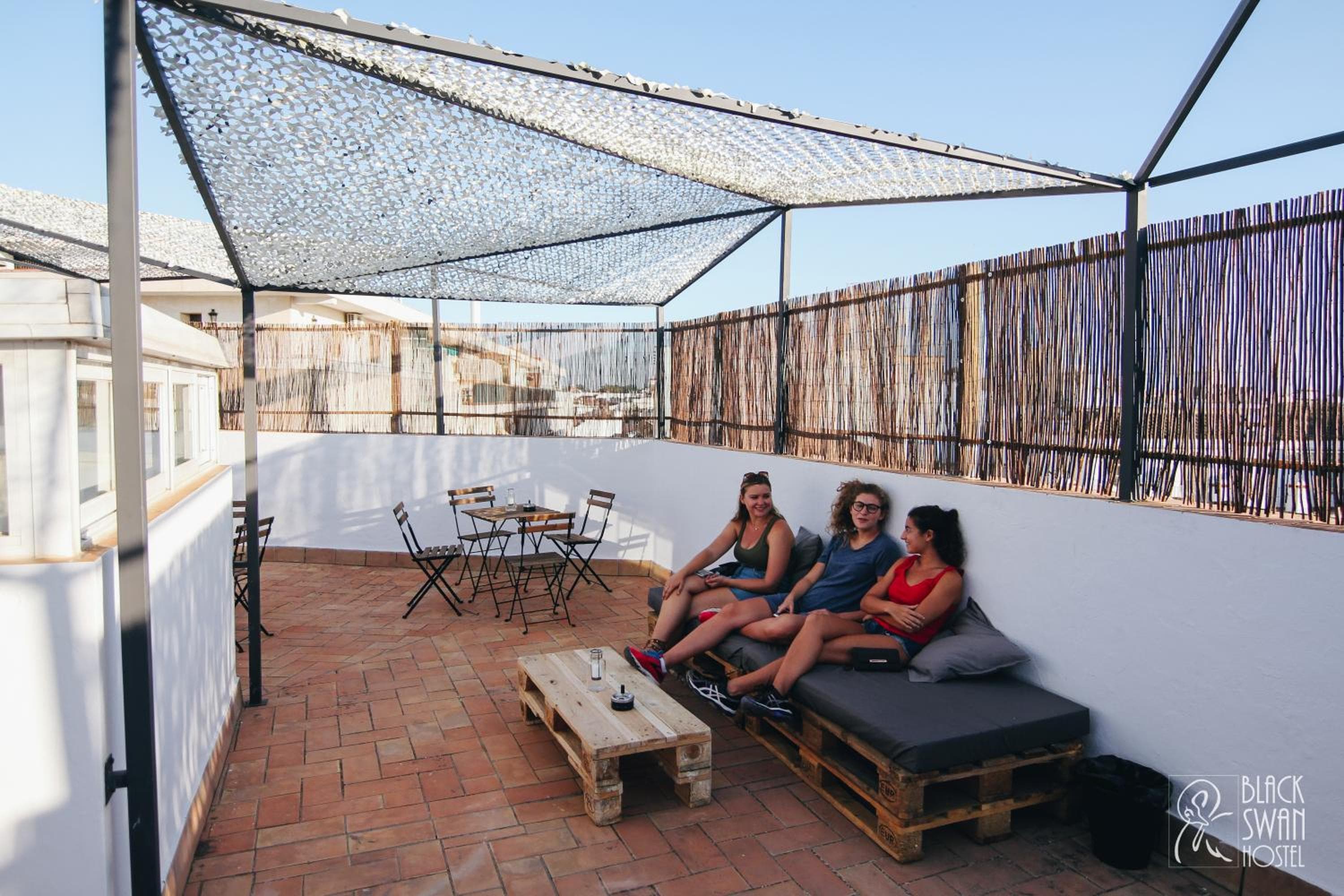 Schwarzer Schwan Hostel Sevilla — 8
