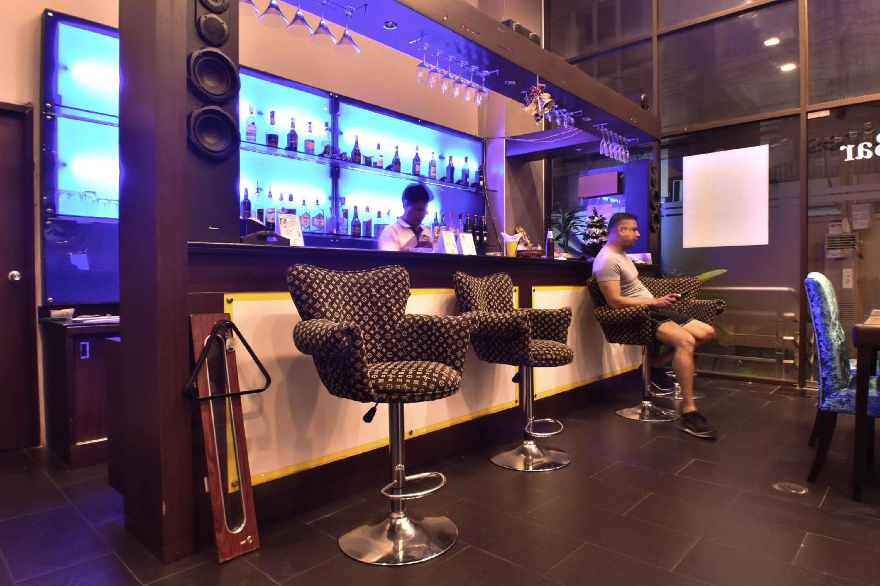 Boss Suites Nana Hotel — 18