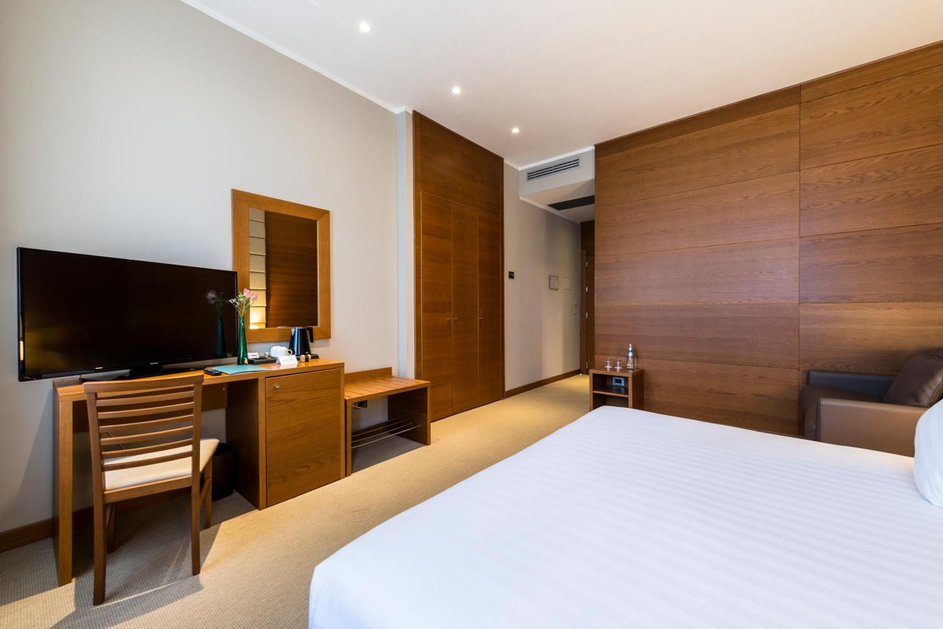 Occidental Aurelia — 25