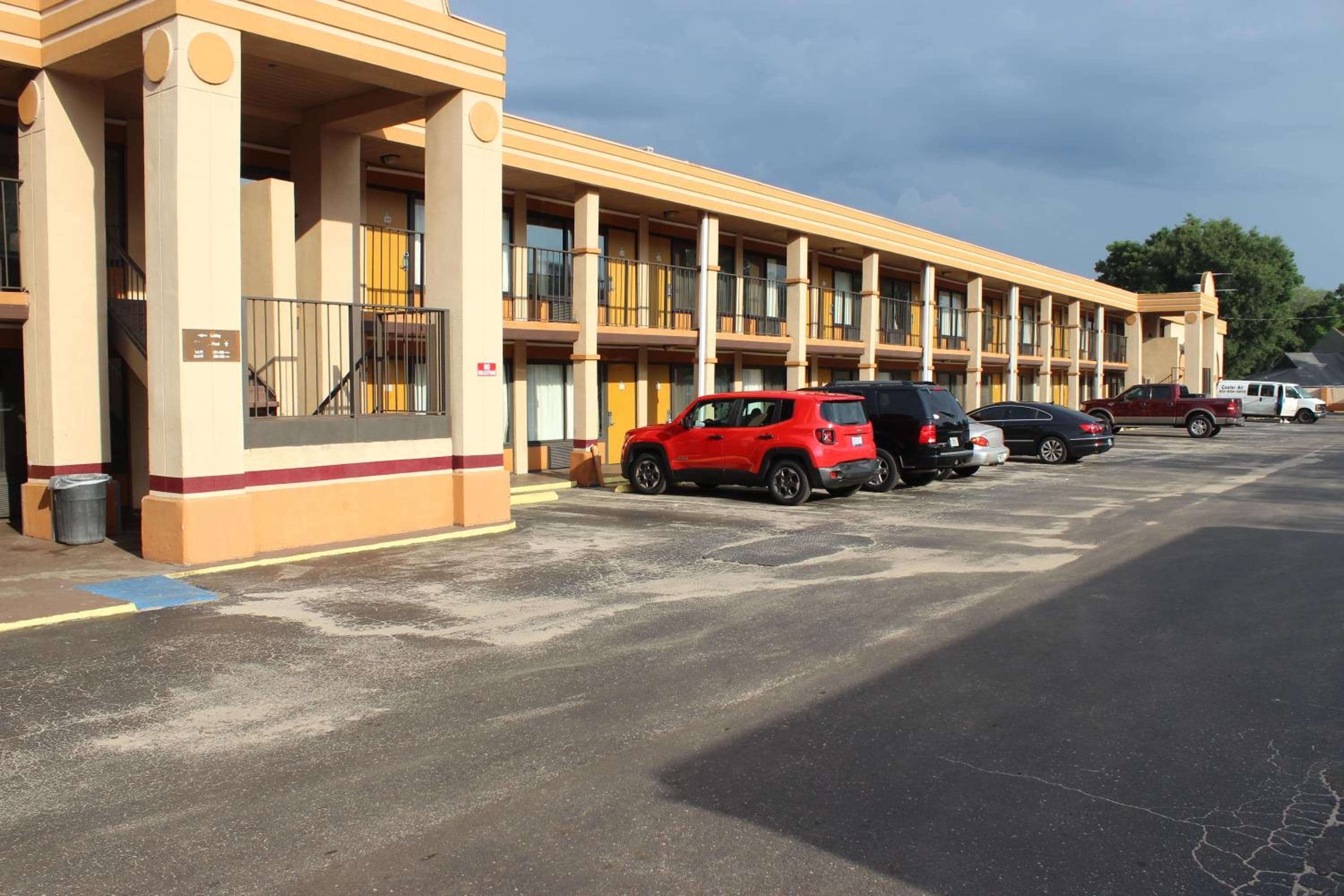 Tampa Inn Near Busch Gardens — 6