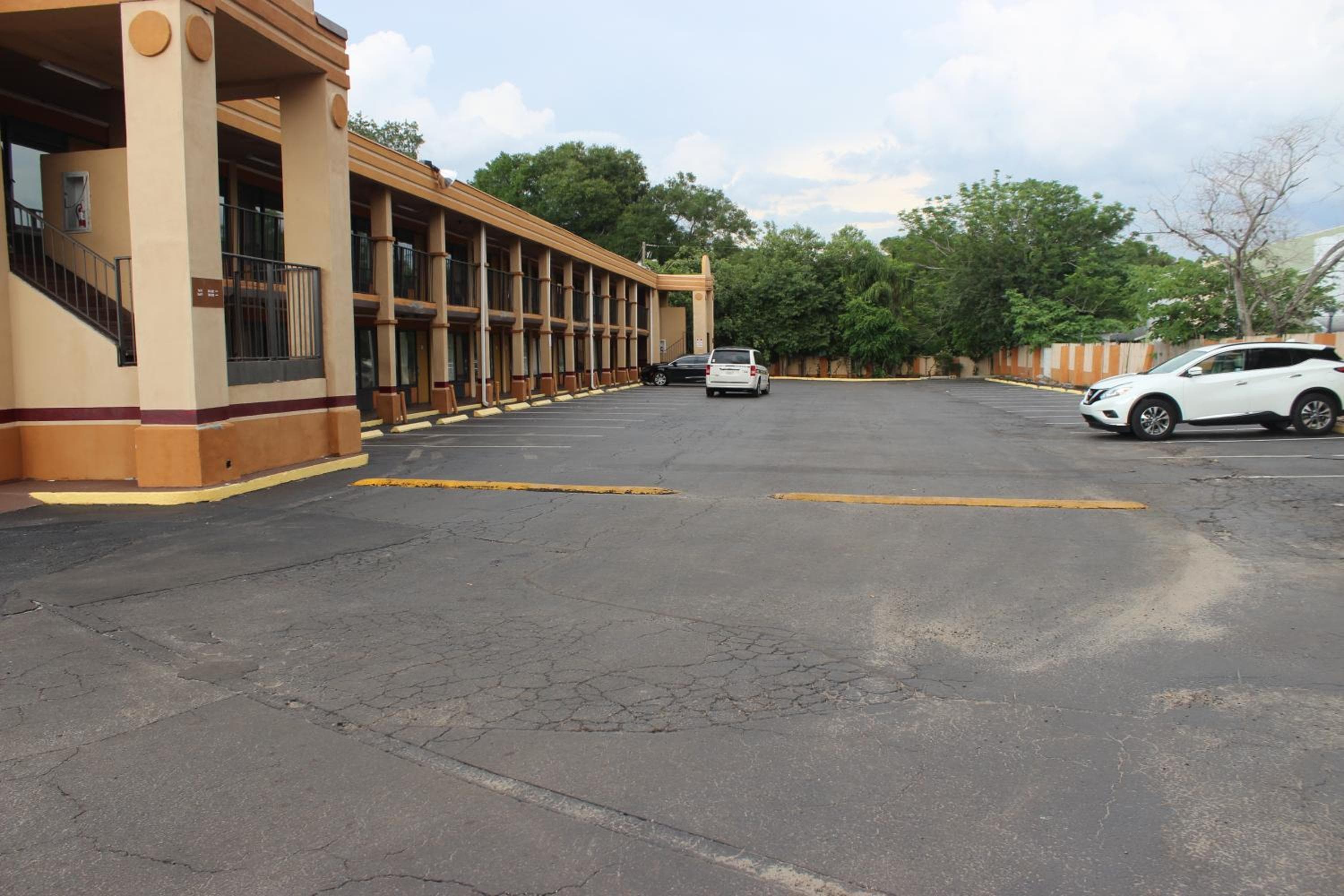 Tampa Inn Near Busch Gardens — 3