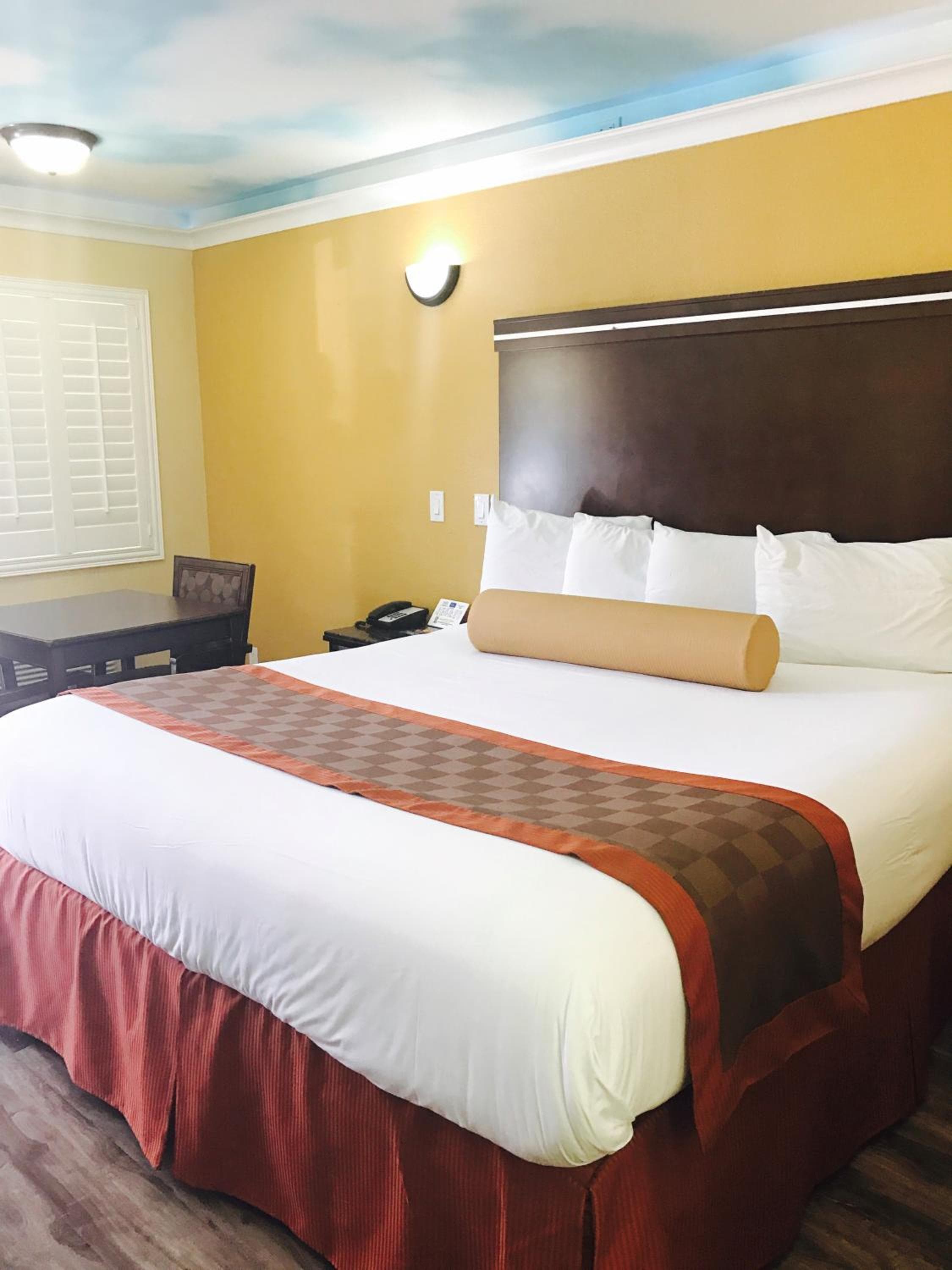 Hollywood Palms Inns & Suites — 16