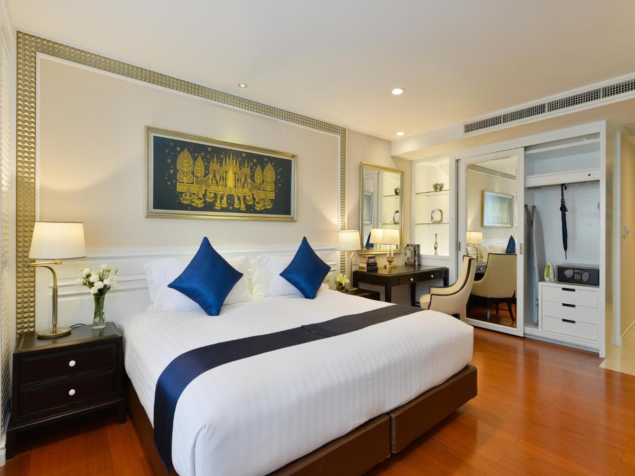 Centre Point Plus Hotel Silom — 3