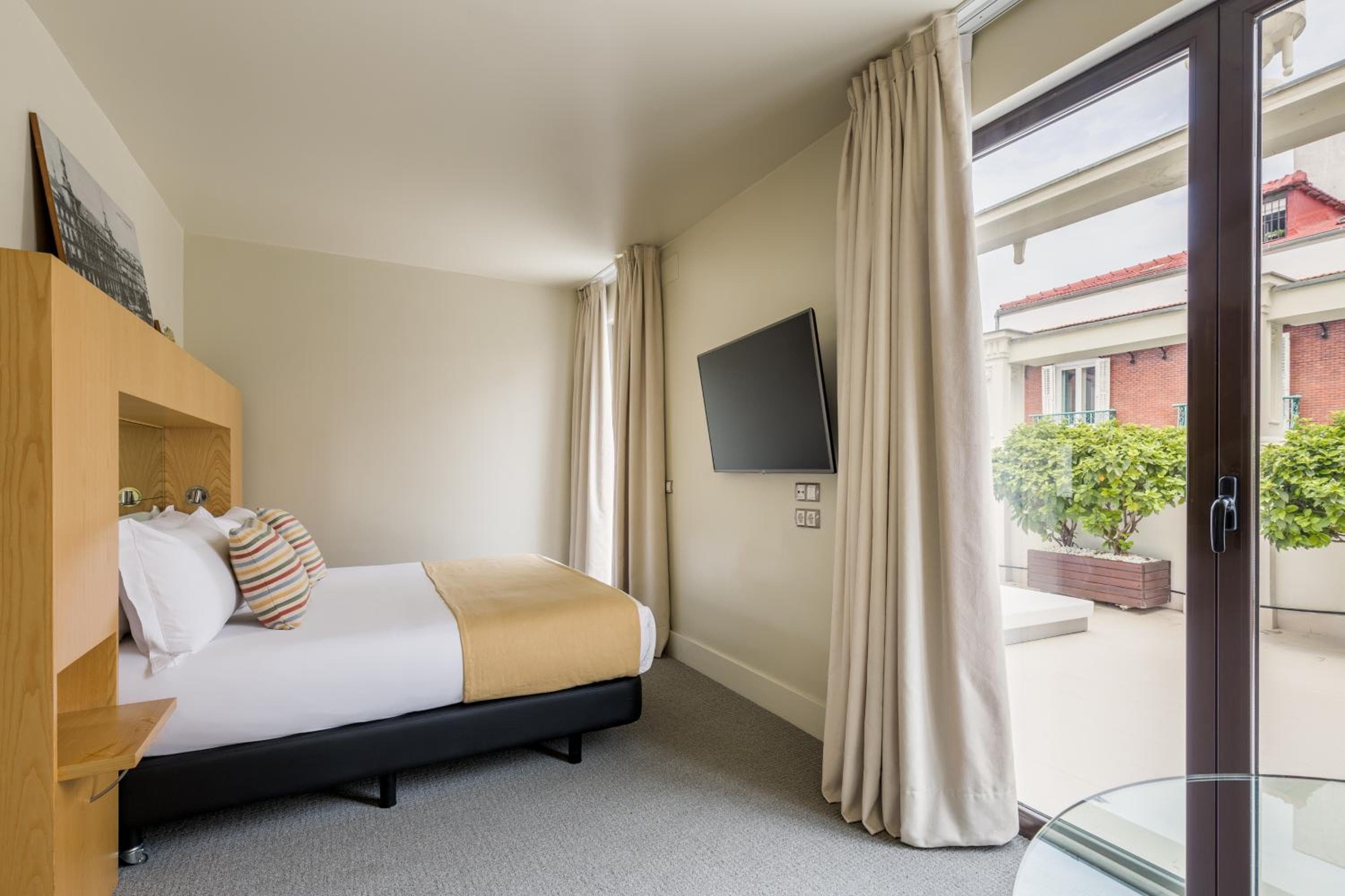 Hotel Room Mate Alicia — 24