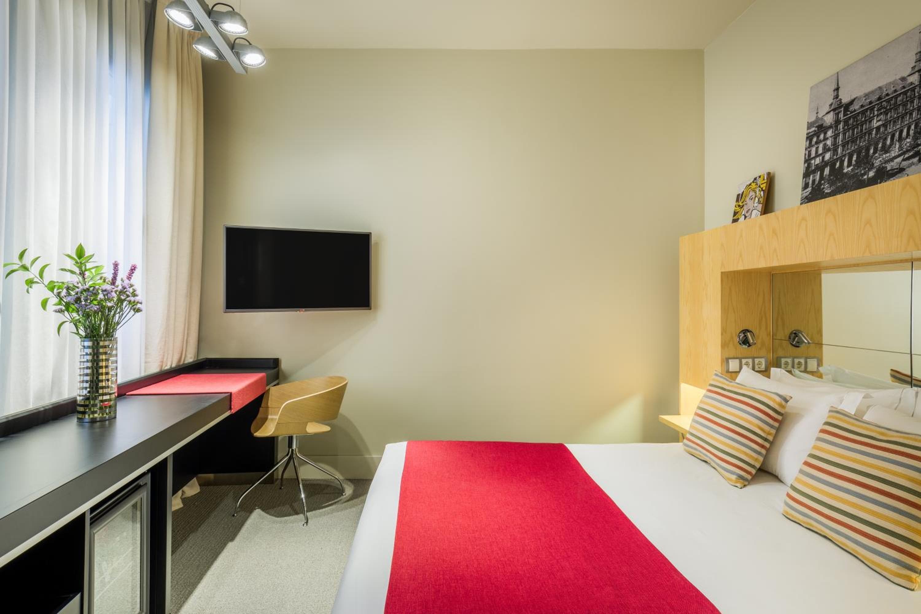 Hotel Room Mate Alicia — 3