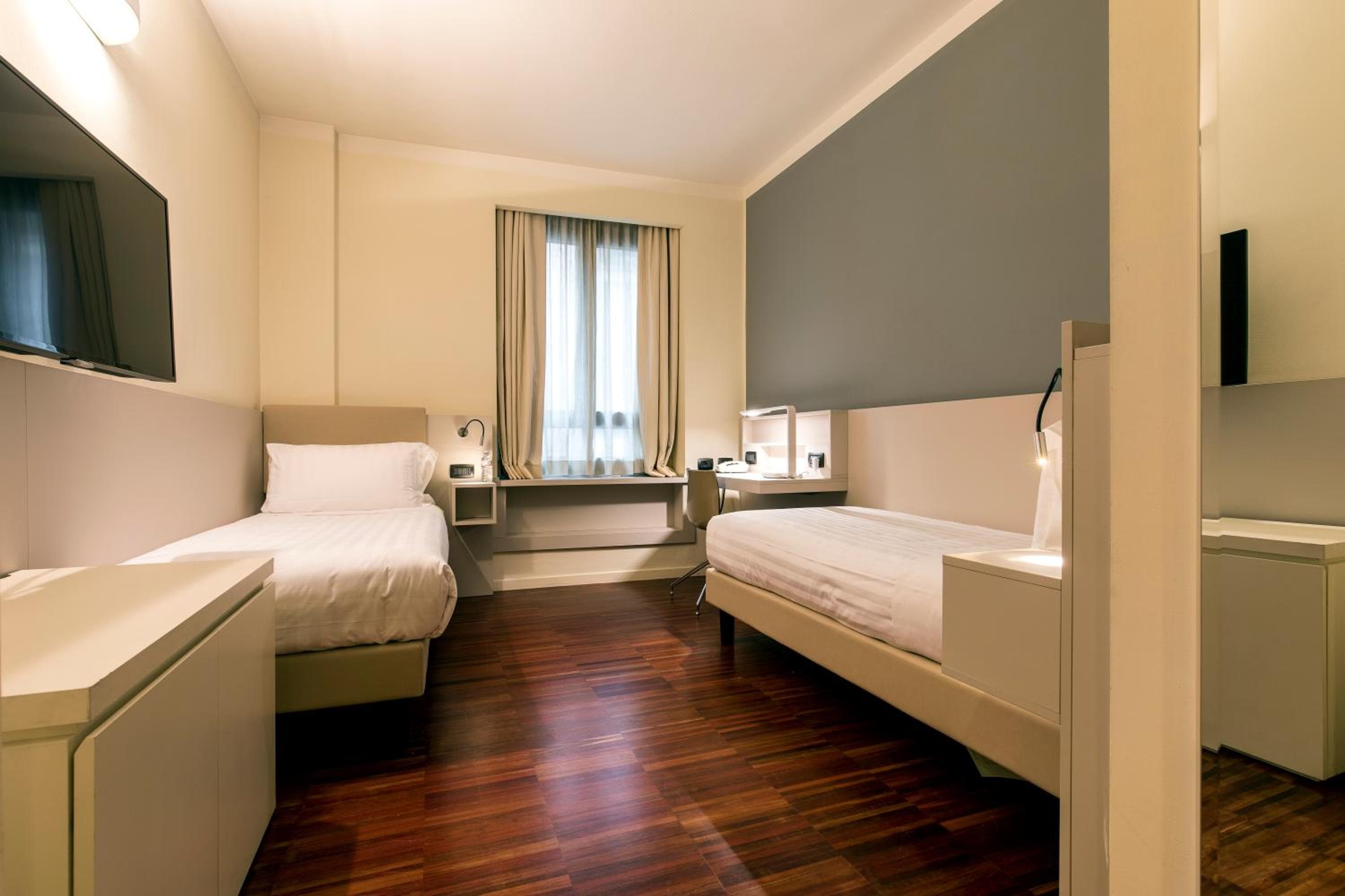 43 Station Hotel — 9