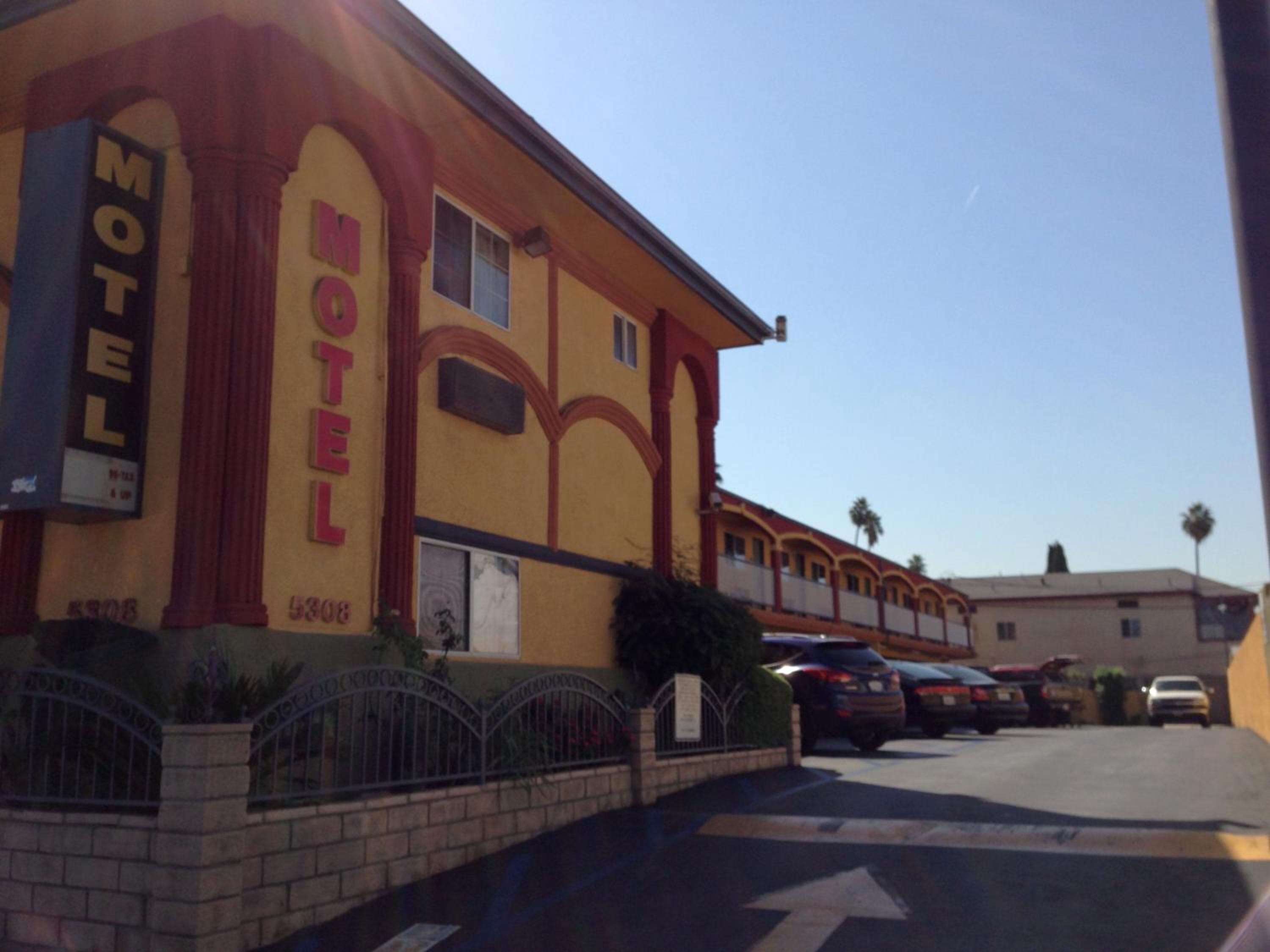 Economy Inn Hollywood — 8