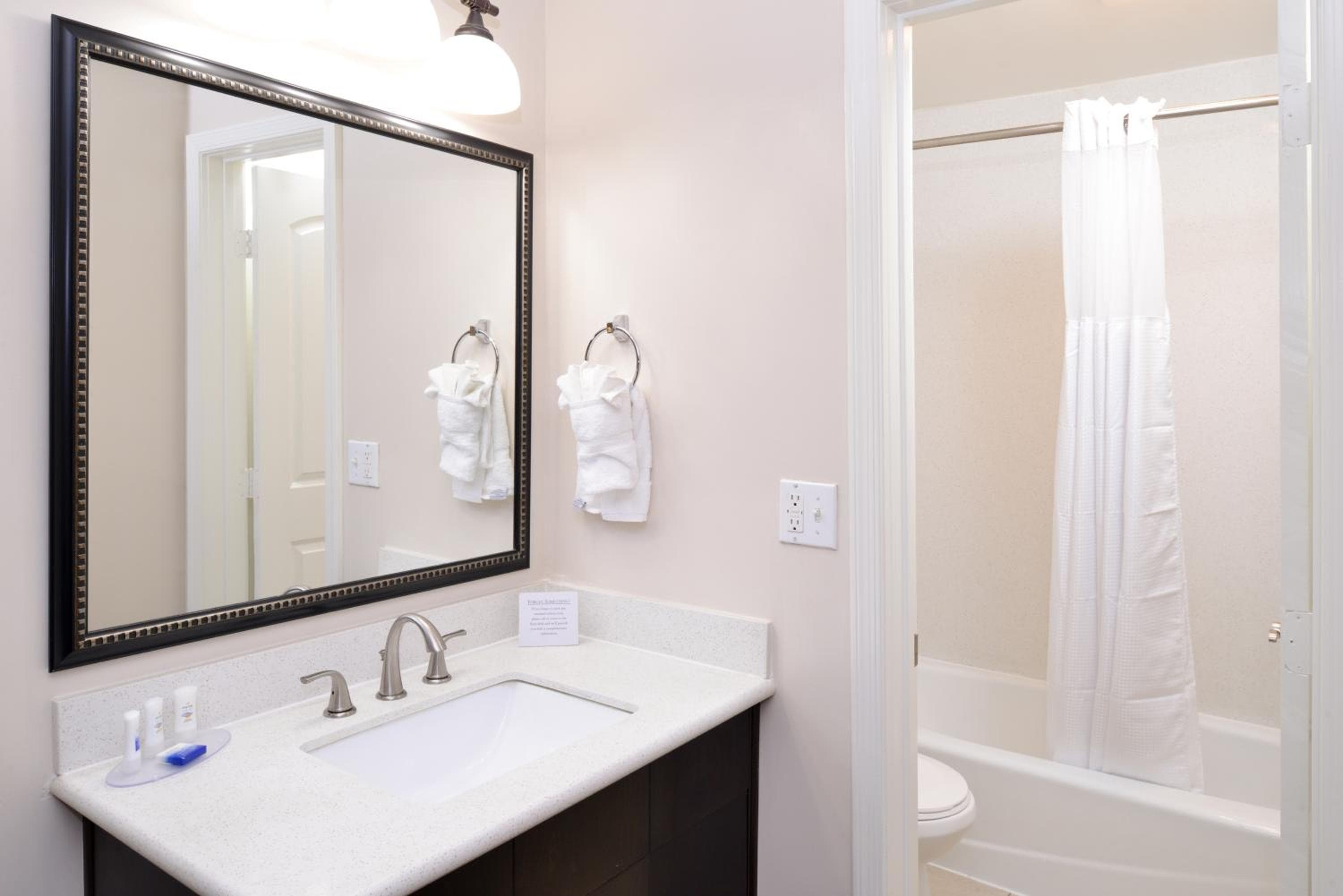 Best Western Plus LA Mid-Town Hotel — 18