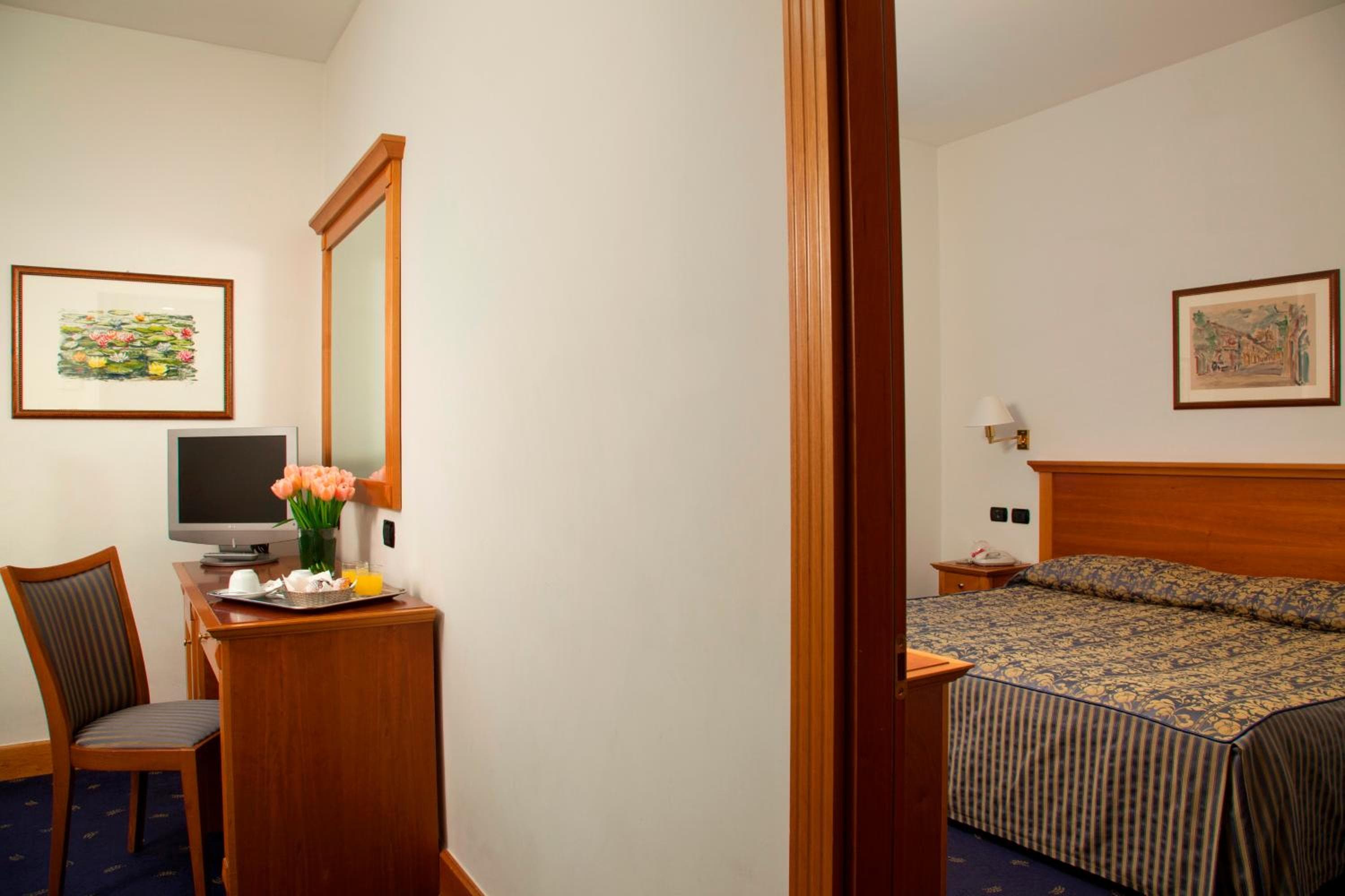 Hotel Diplomatic — 5