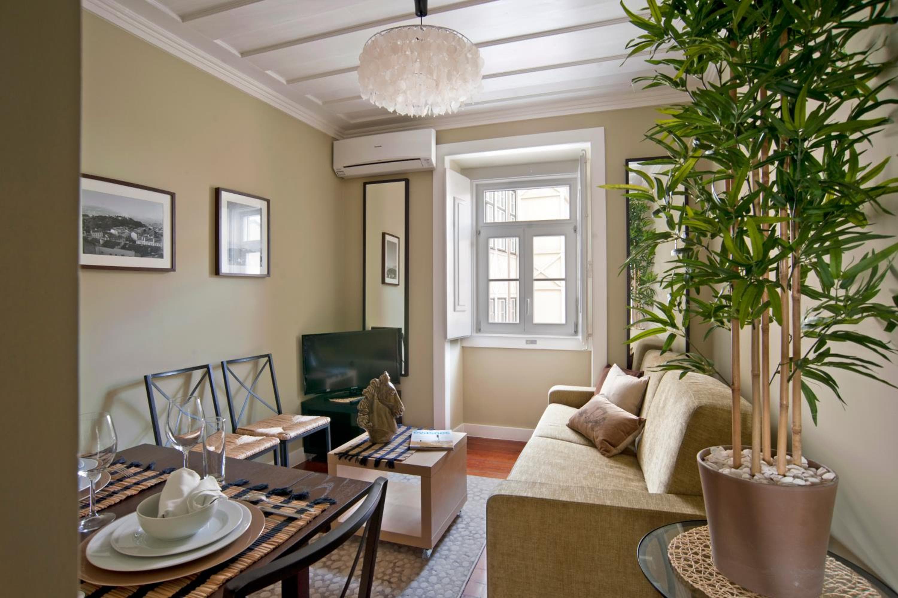 Lisbon Colours Bairro Alto Apartments — 16