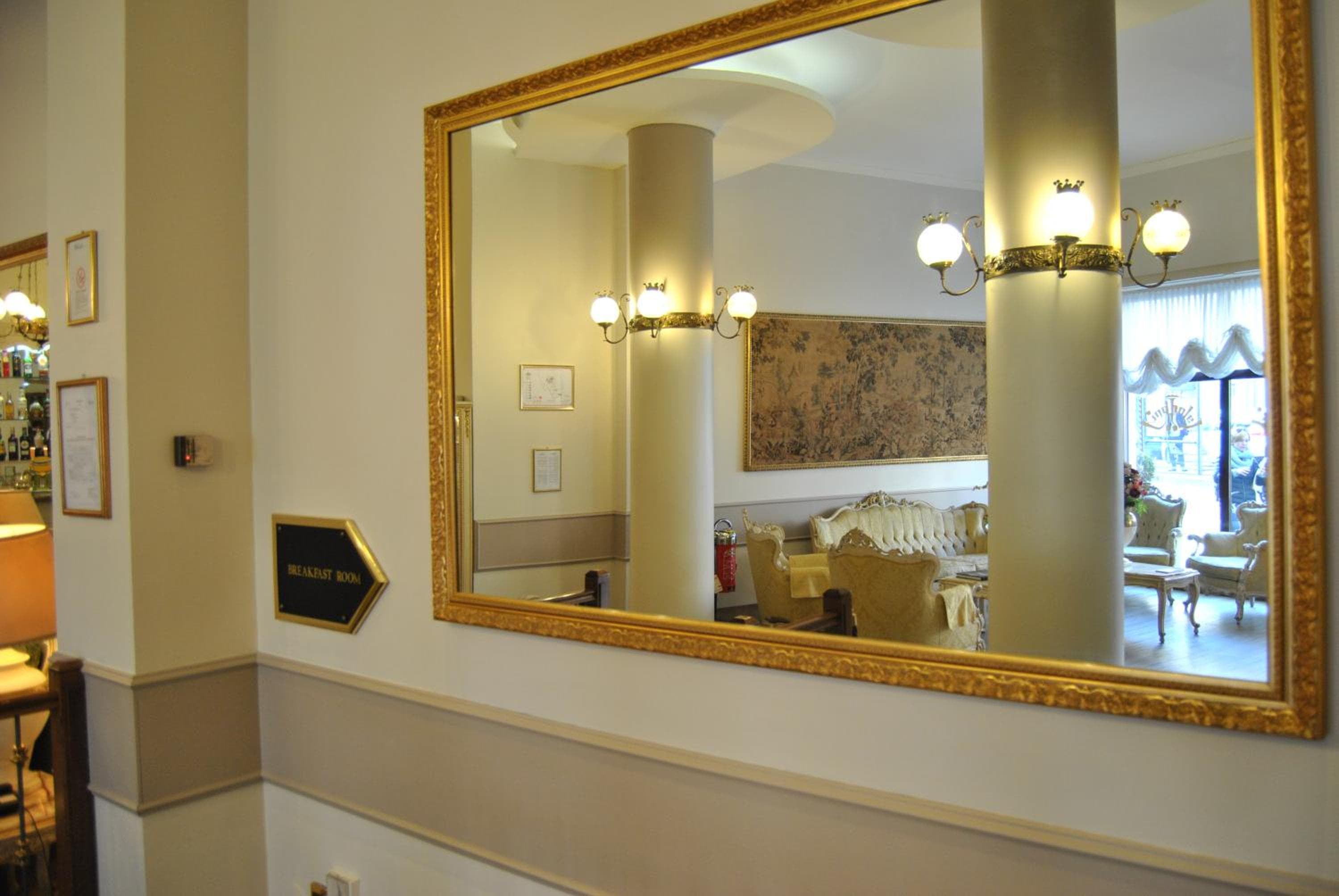 Mokinba Hotels King — 18