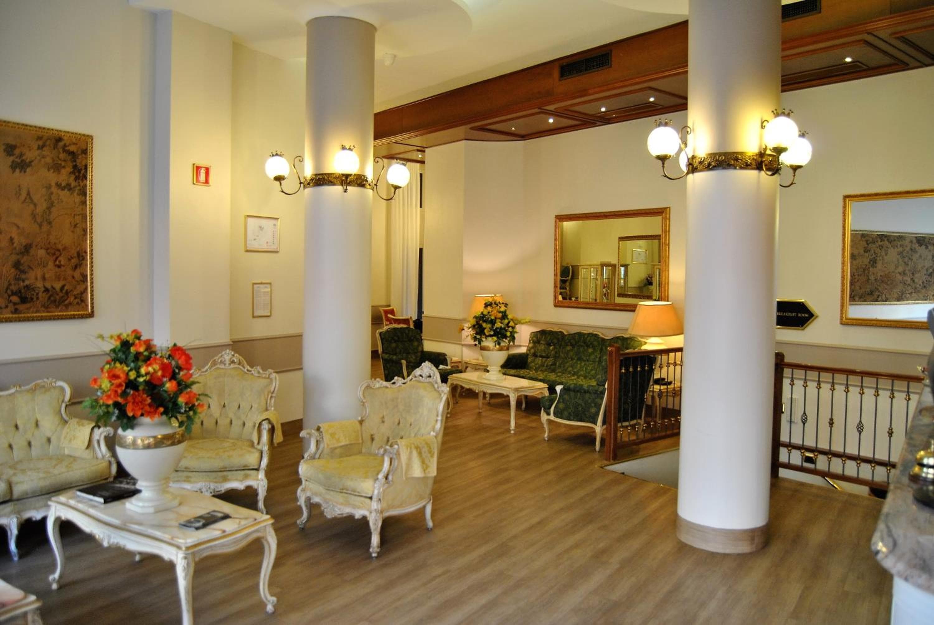 Mokinba Hotels King — 12