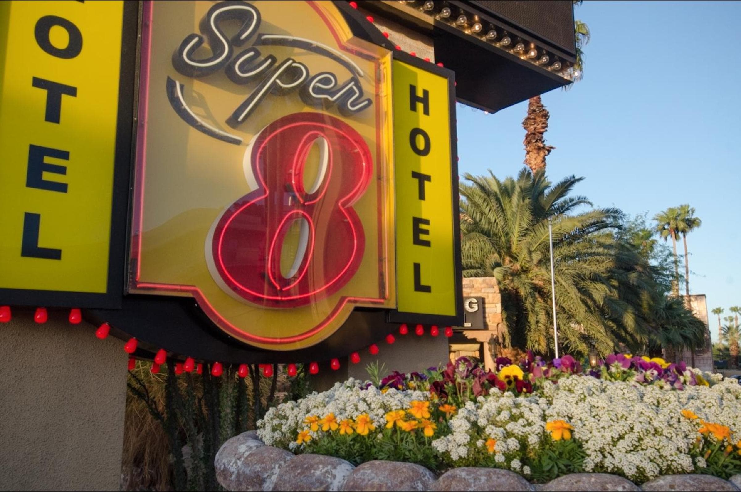 Super 8 by Wyndham Las Vegas North Strip/Zona de Fremont St. — 7