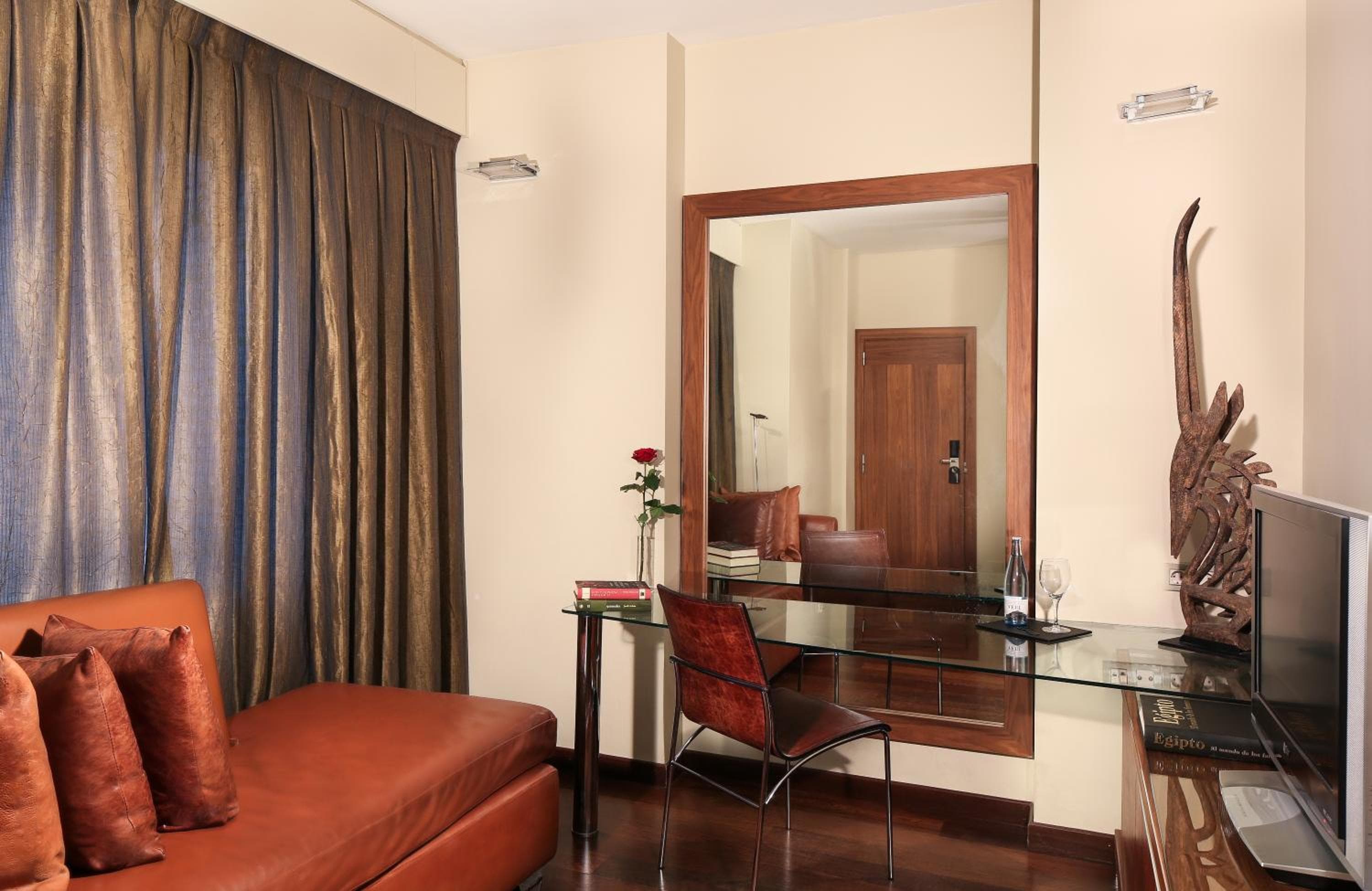 Hotel Gran Derby Suites, un piccolo hotel di lusso nel mondo — 29