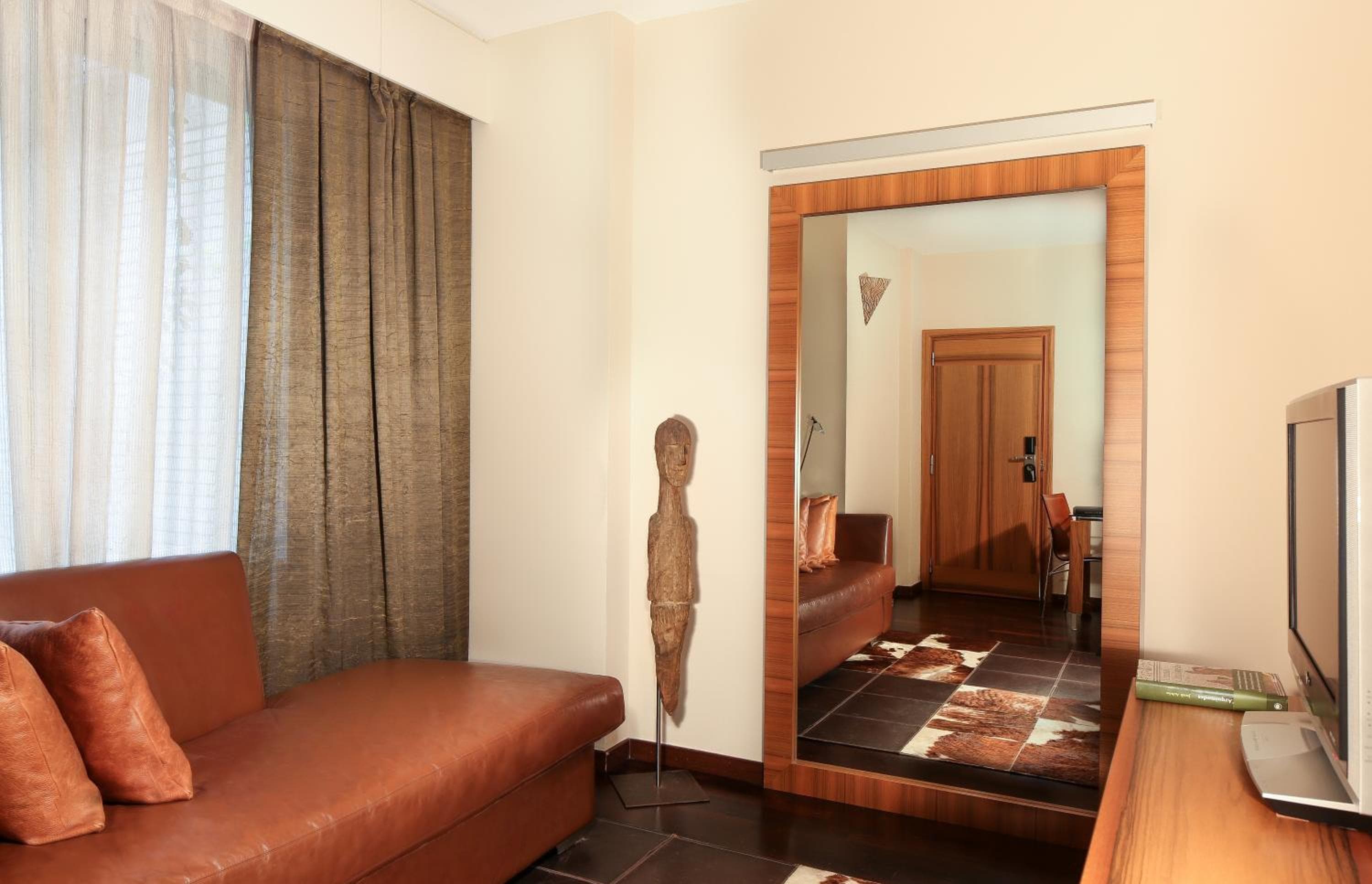 Hotel Gran Derby Suites, un piccolo hotel di lusso nel mondo — 27