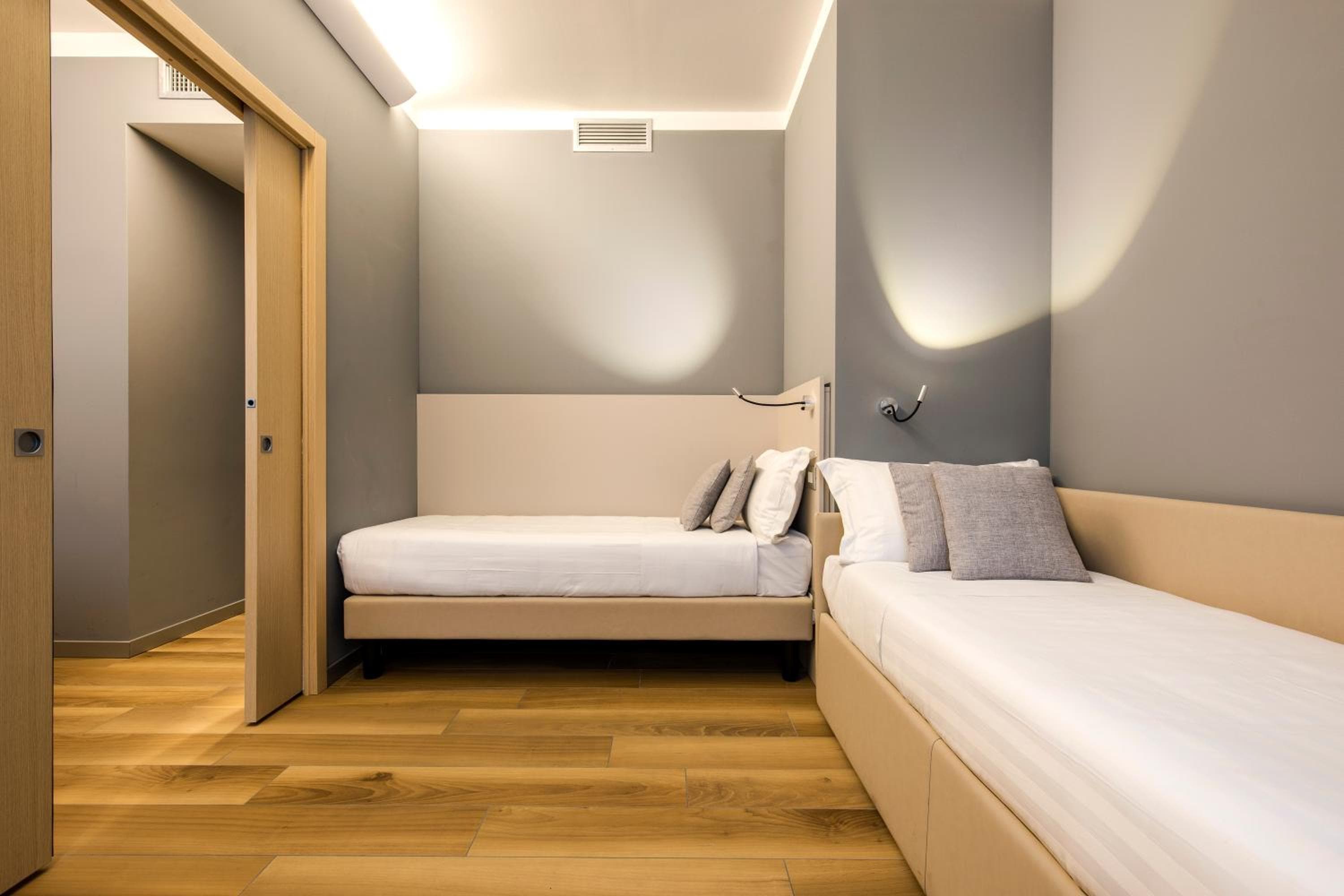 43 Bahnhof Hotel — 27