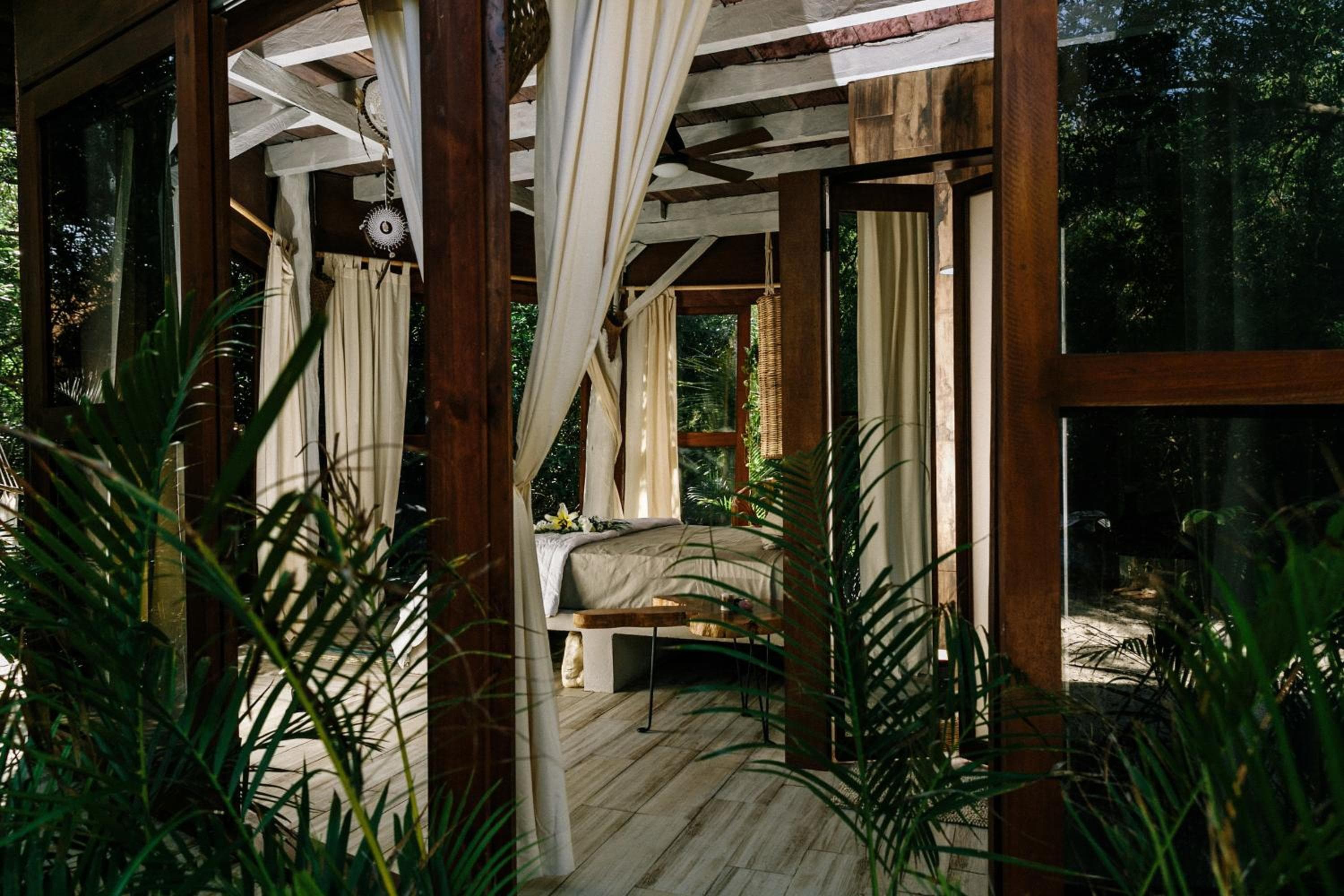 Mamasan Treehouses & Cabins — 20