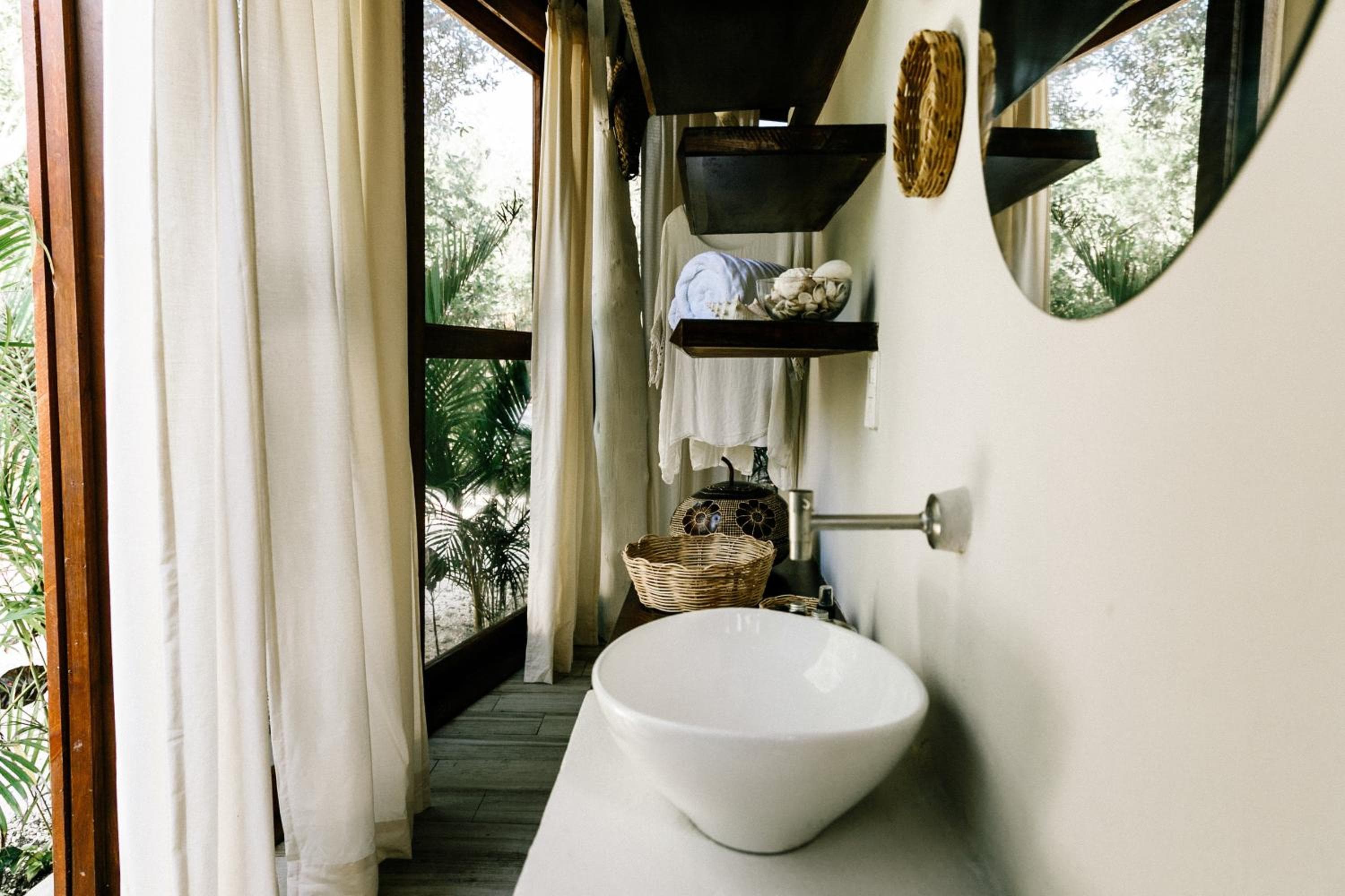 Mamasan Treehouses & Cabins — 11