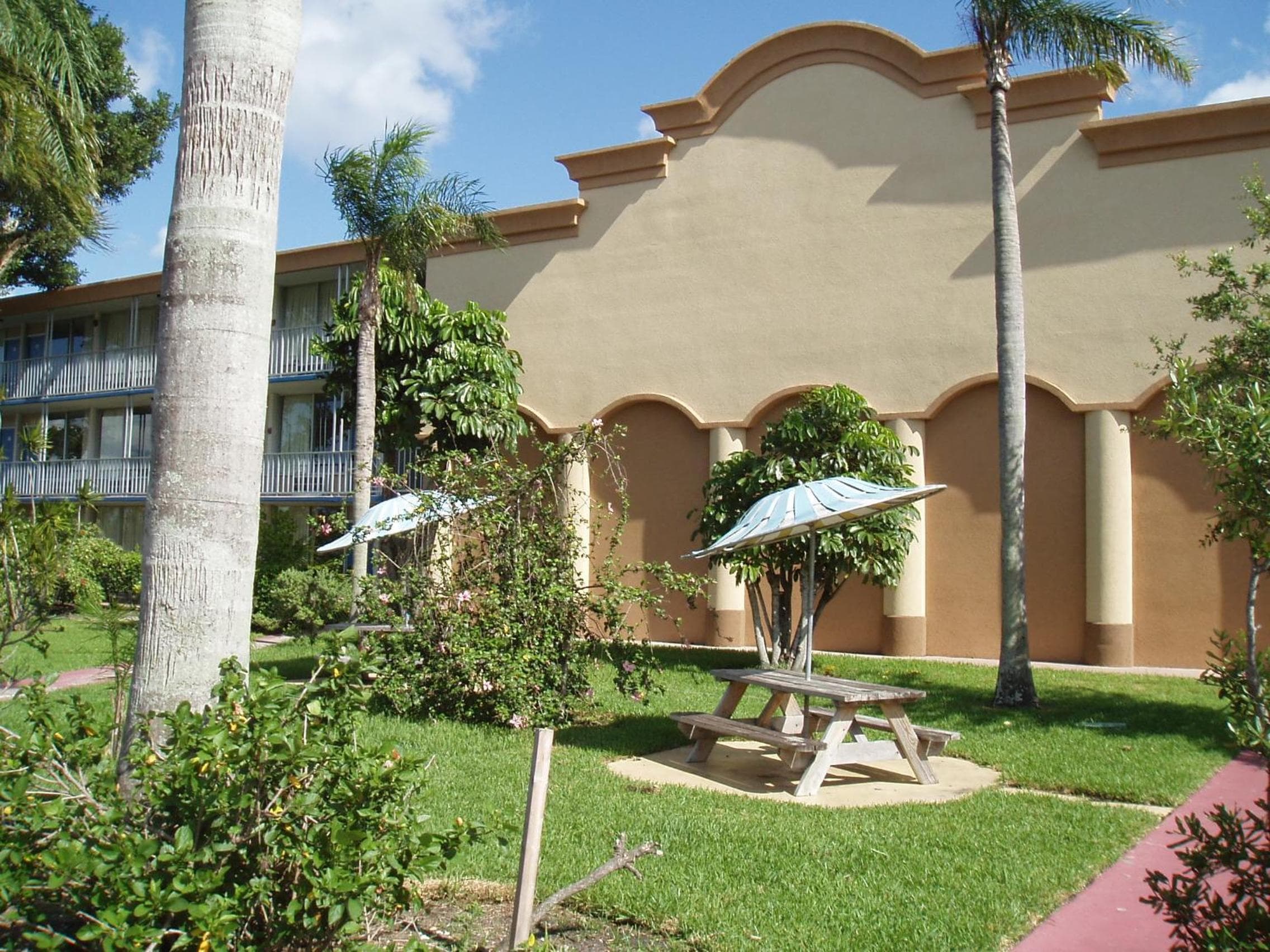 Red Carpet Inn Airport Fort Lauderdale — 8