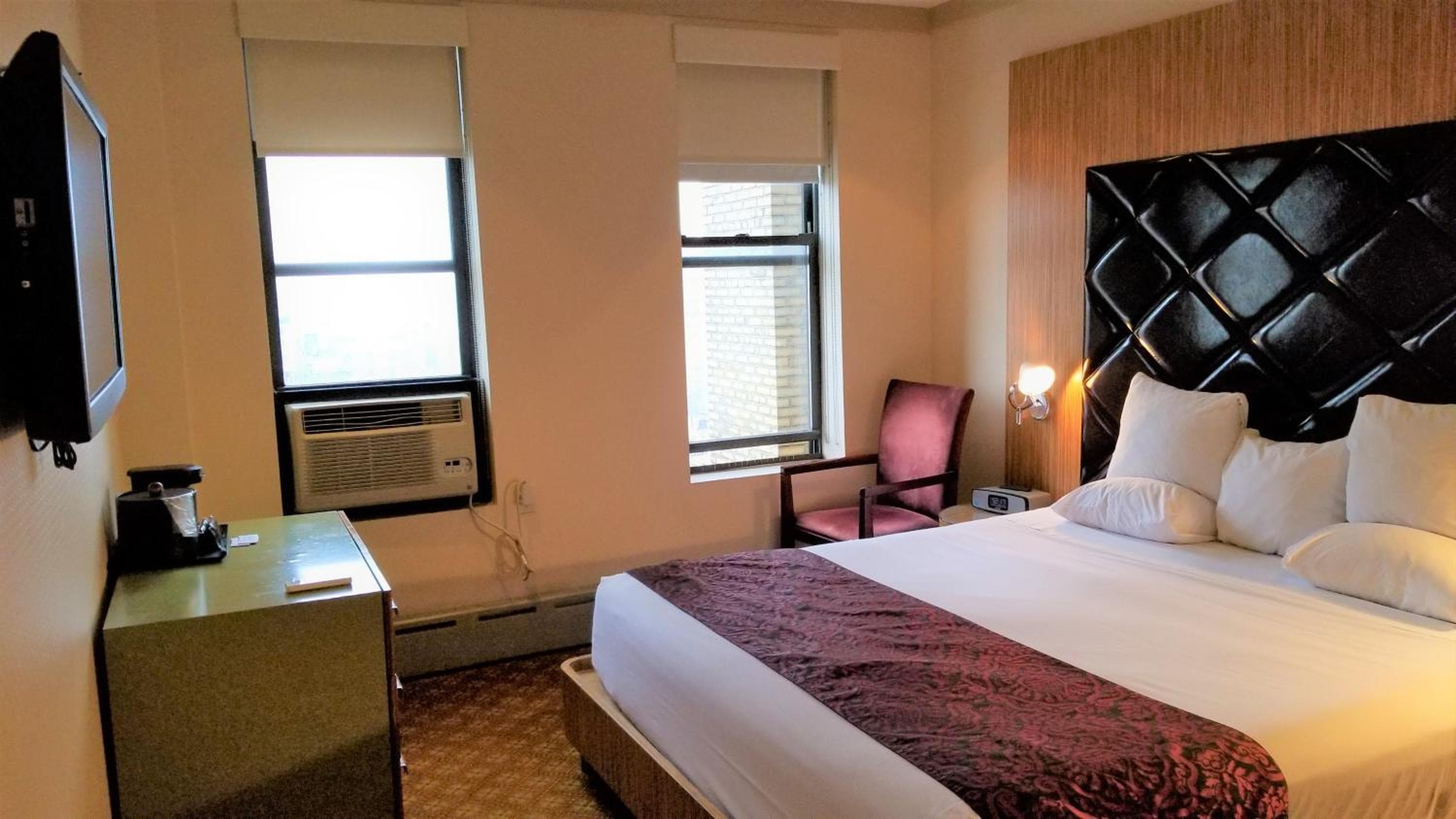 Night Hotel Broadway — 18