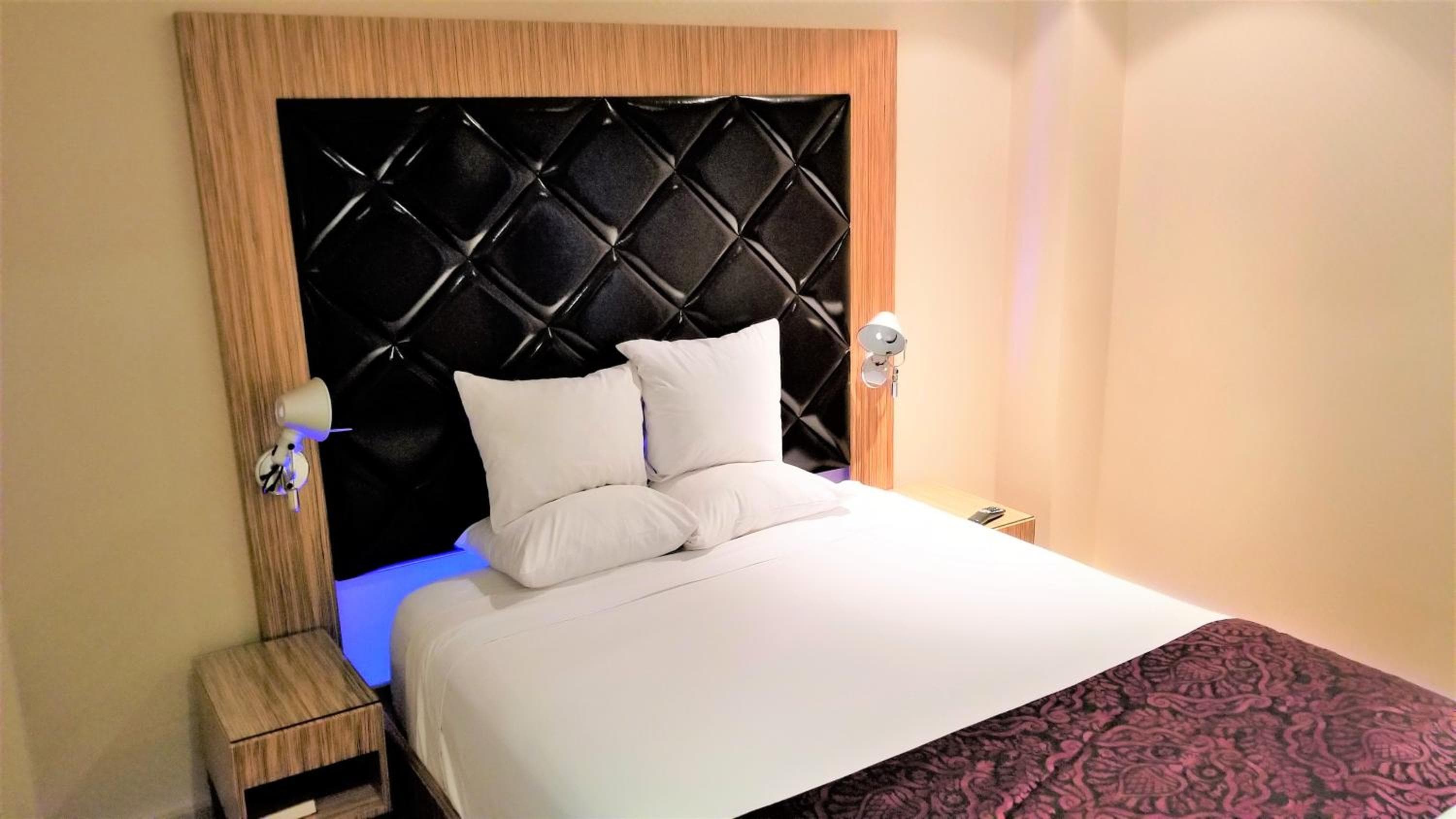 Night Hotel Broadway — 25
