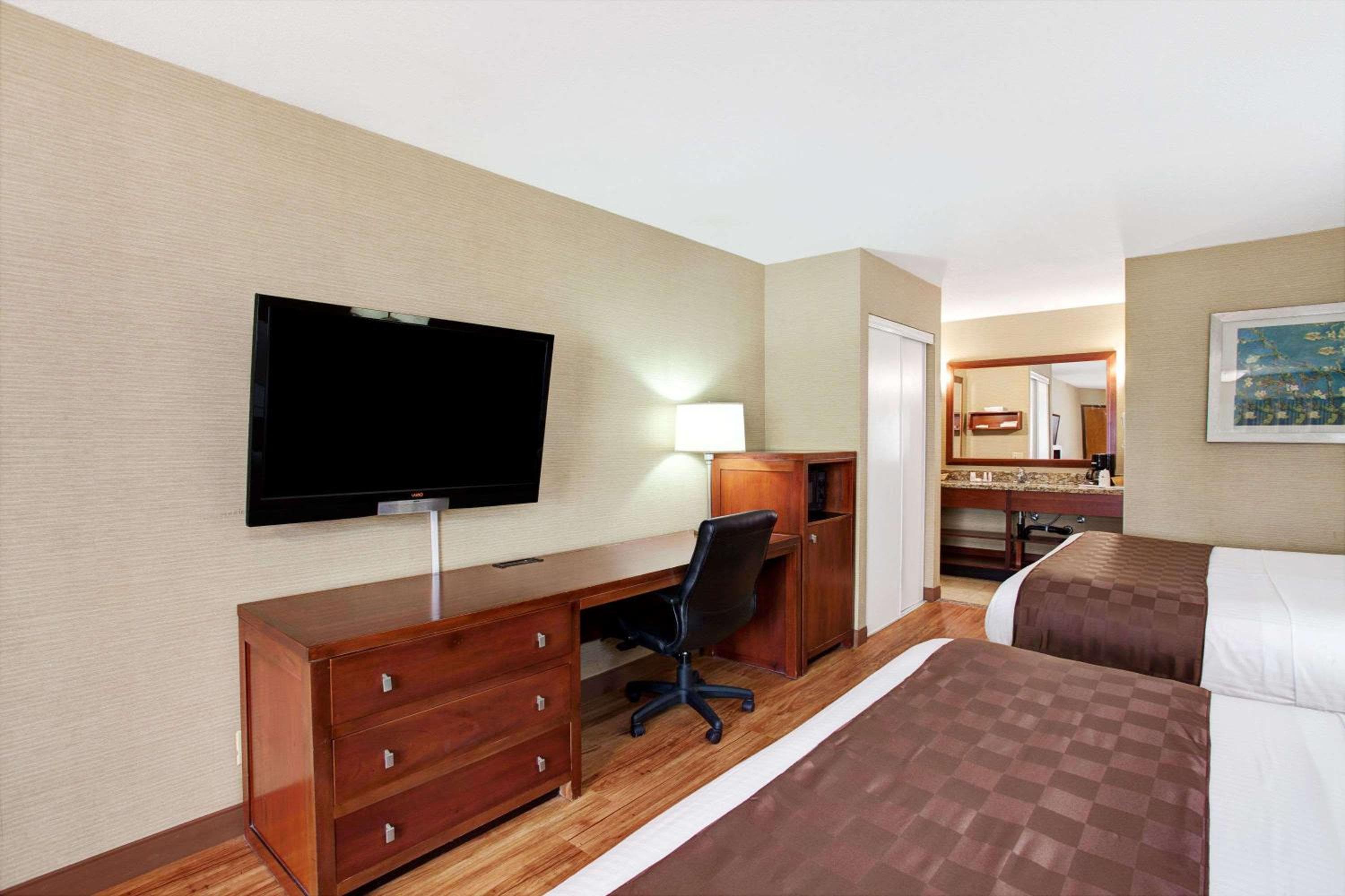 Travelodge by Wyndham Culver City — 30