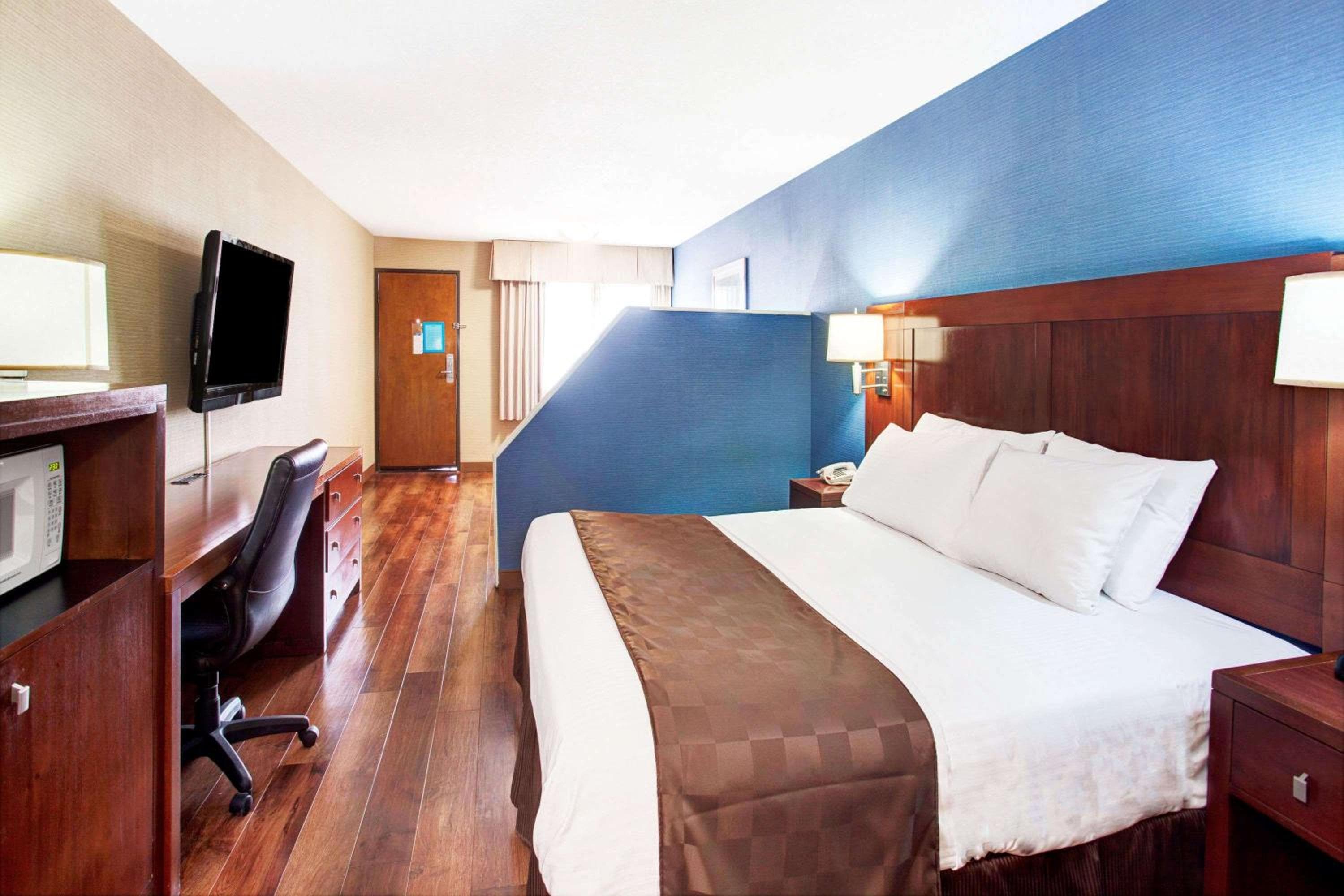 Travelodge by Wyndham Culver City — 21