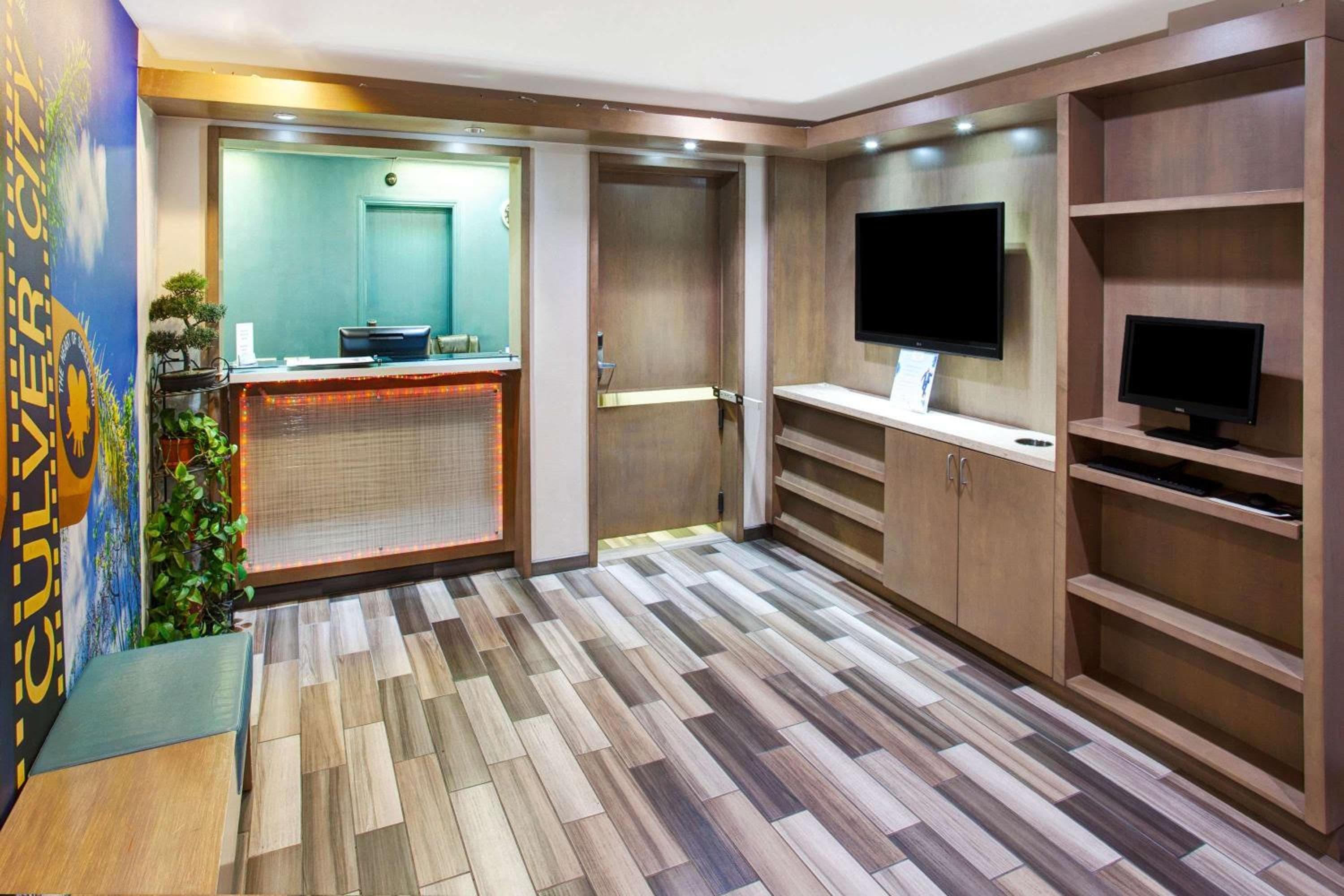 Travelodge by Wyndham Culver City — 11