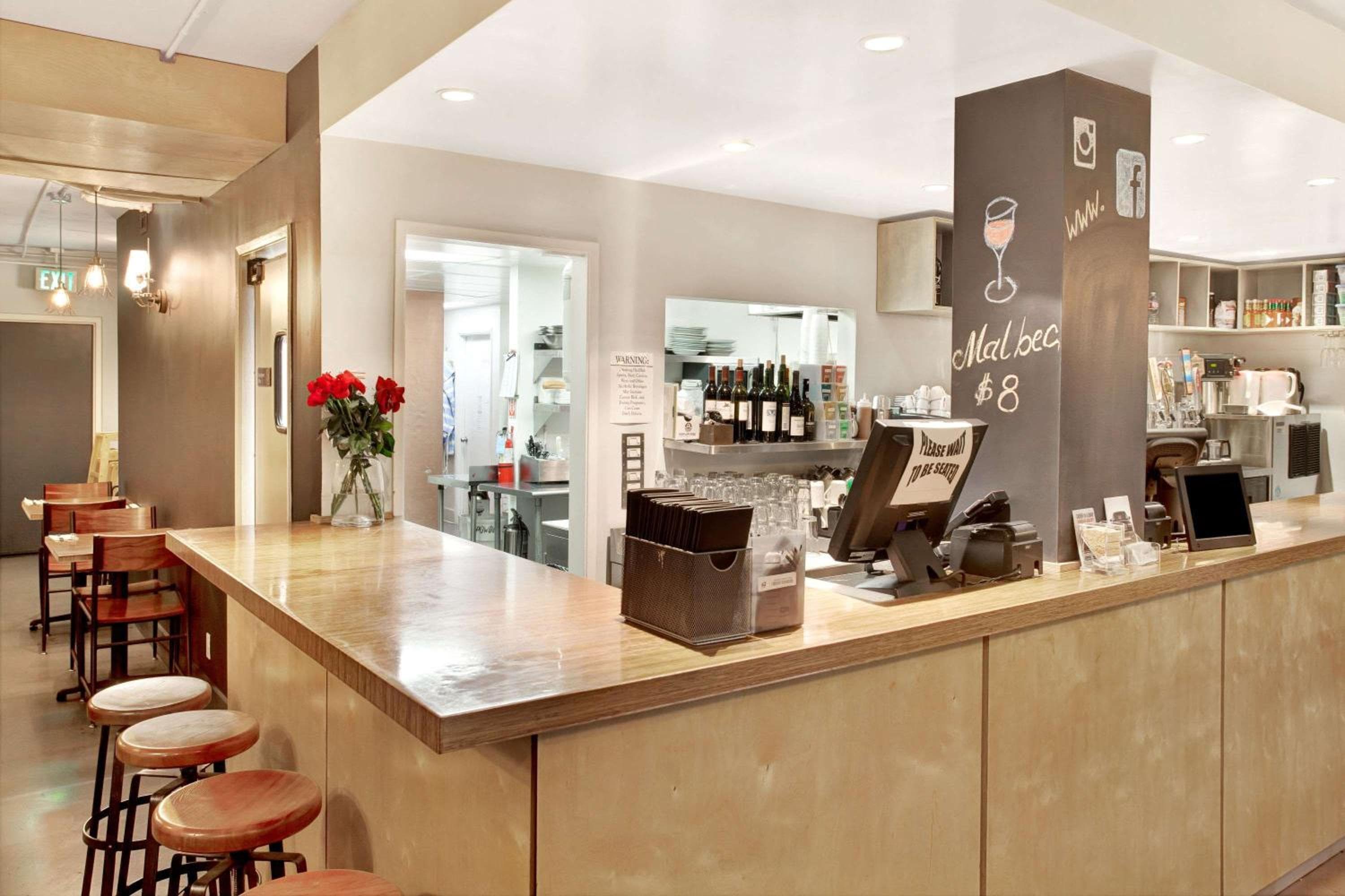 Travelodge by Wyndham Culver City — 14