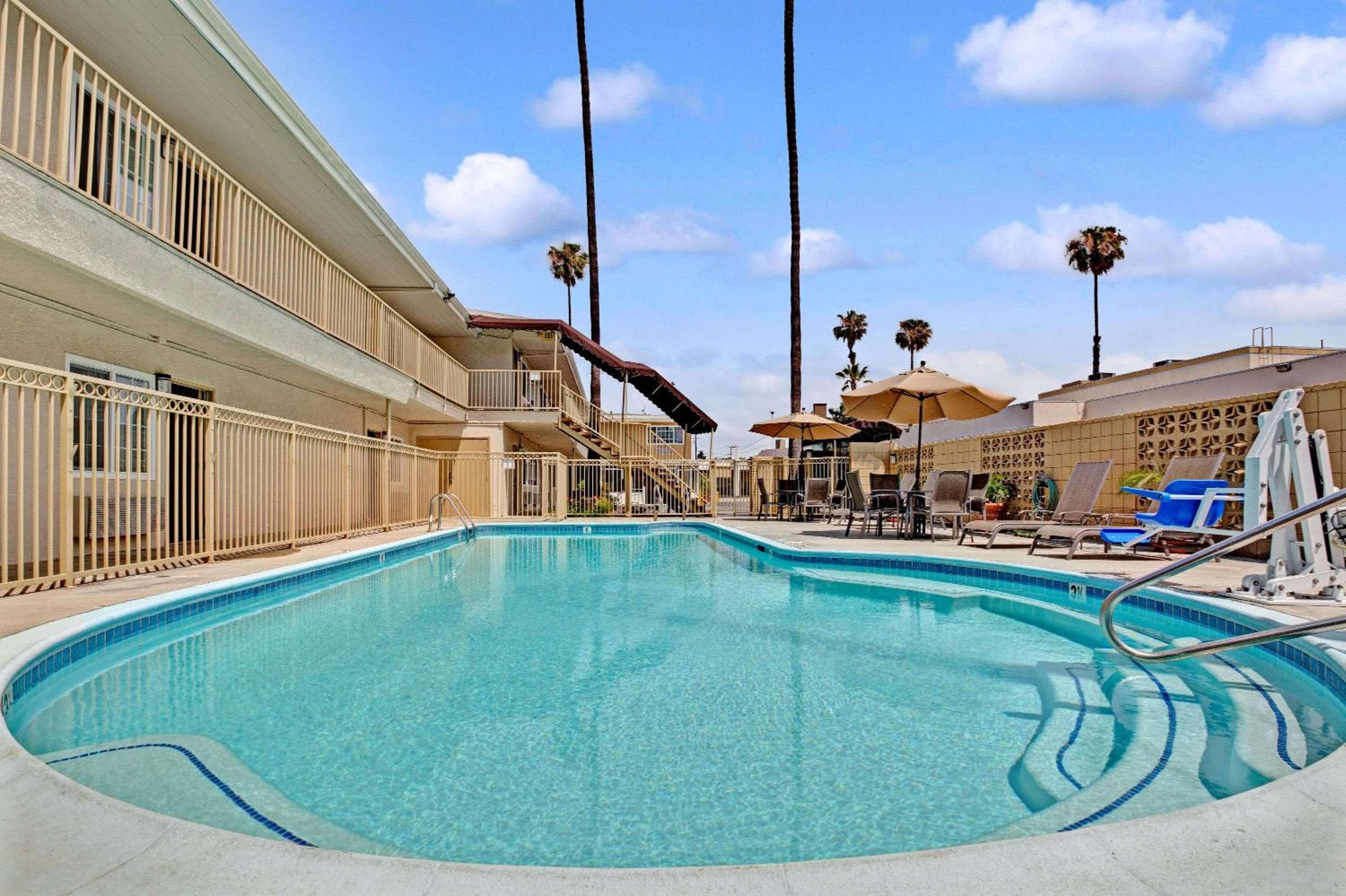 Super 8 by Wyndham Los Angeles-Culver City Area — 2