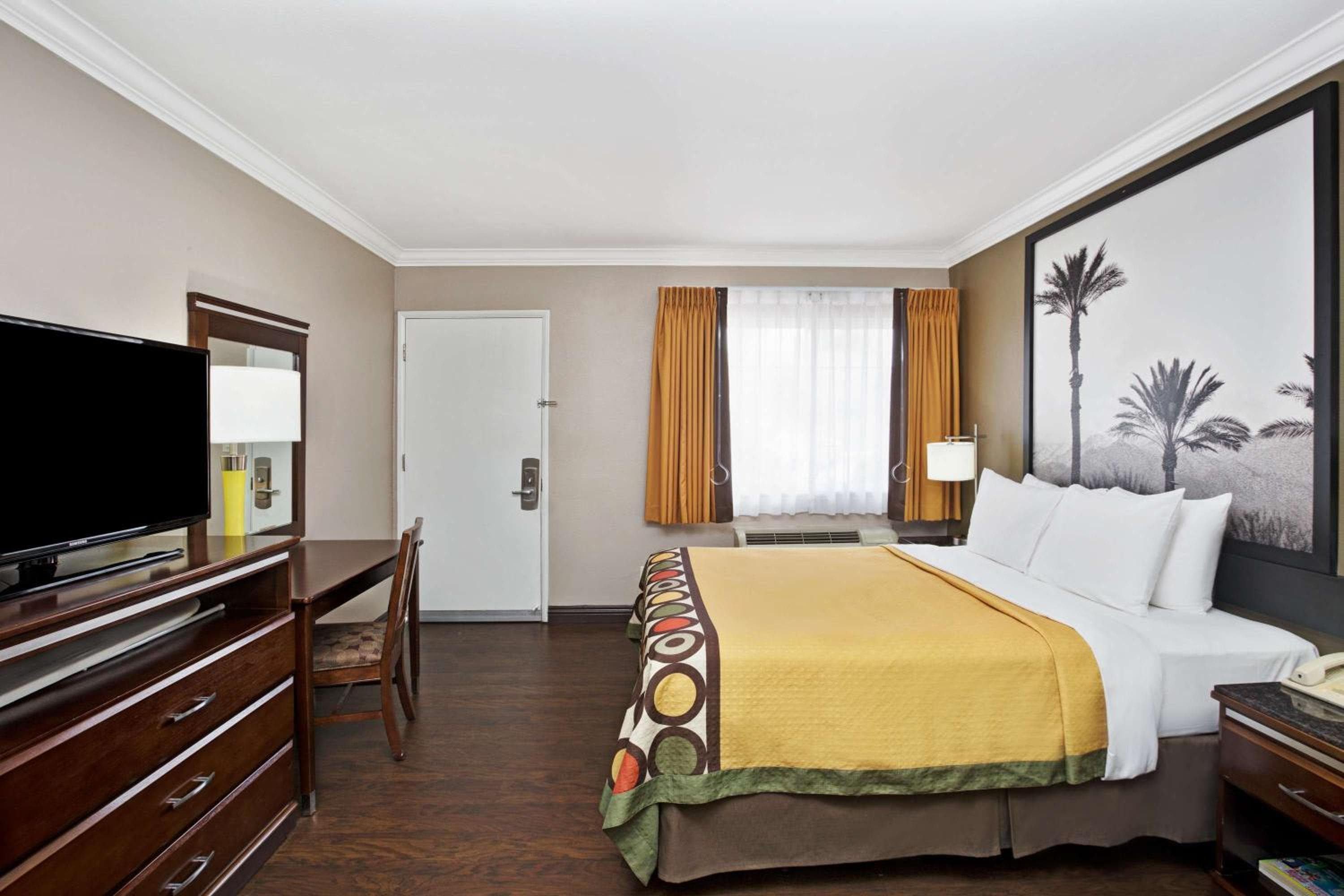 Super 8 by Wyndham Los Angeles-Culver City Area — 4