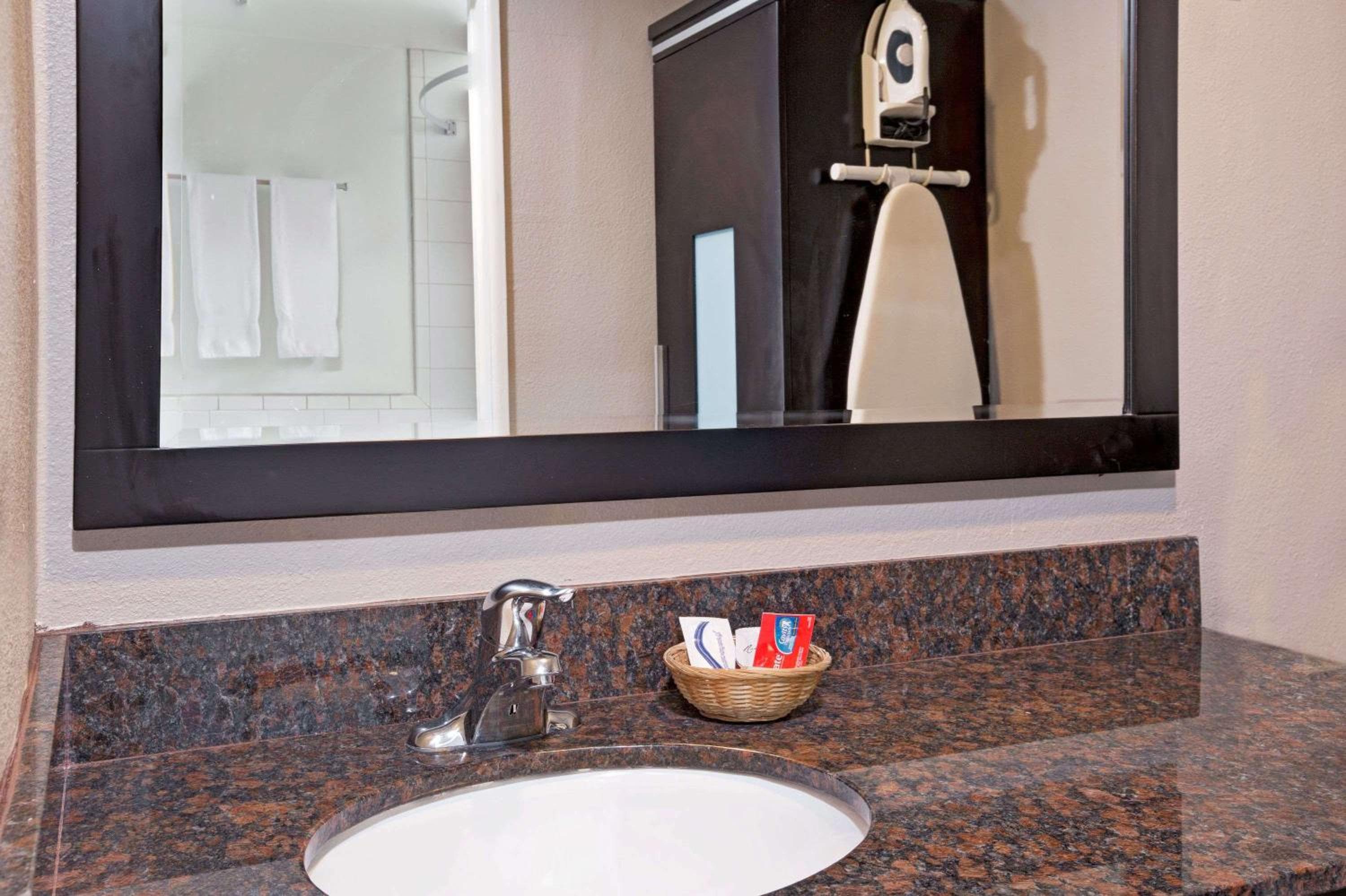 Super 8 by Wyndham Los Angeles-Culver City Area — 6