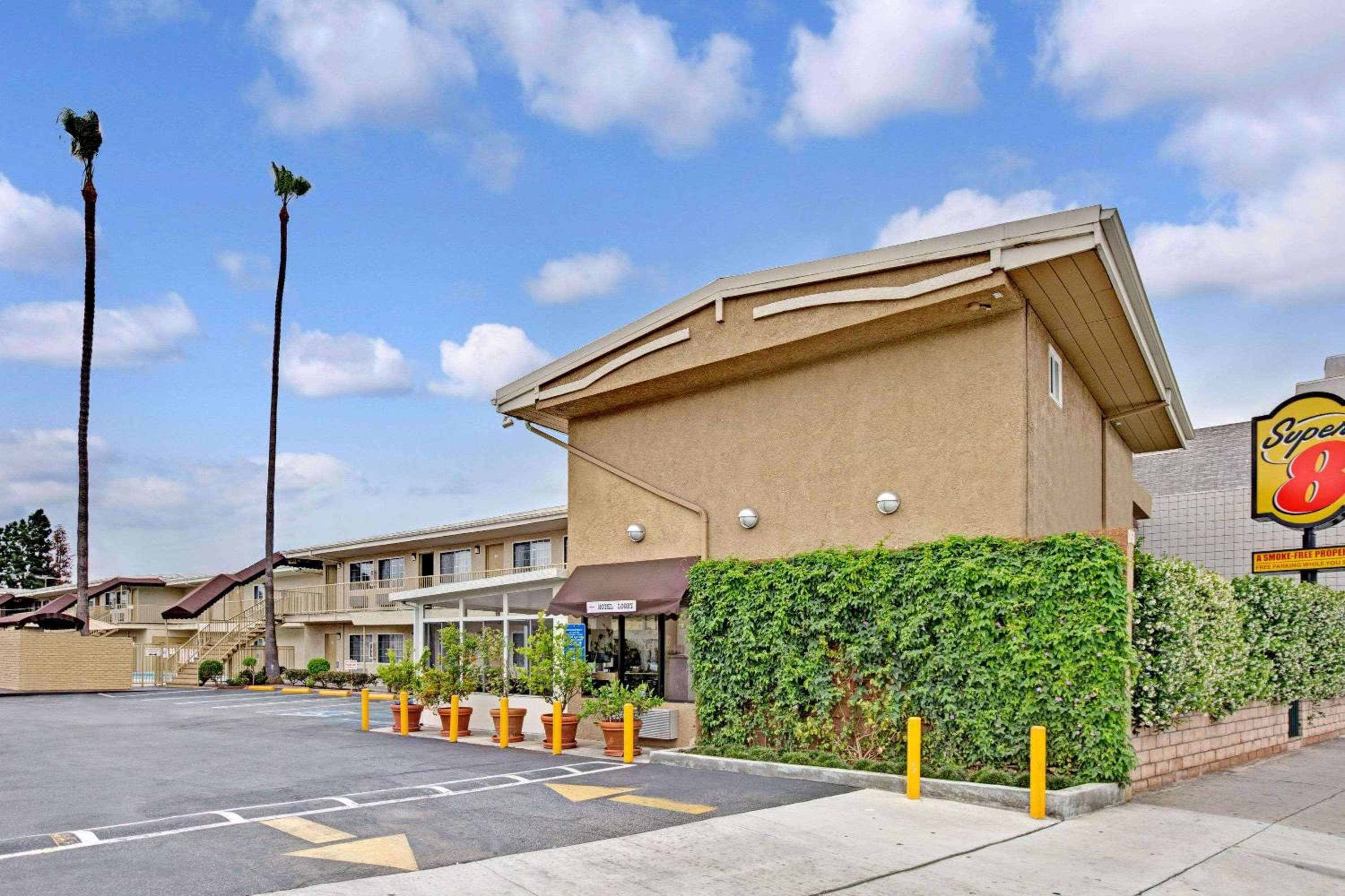 Super 8 by Wyndham Los Angeles-Culver City Area — 1
