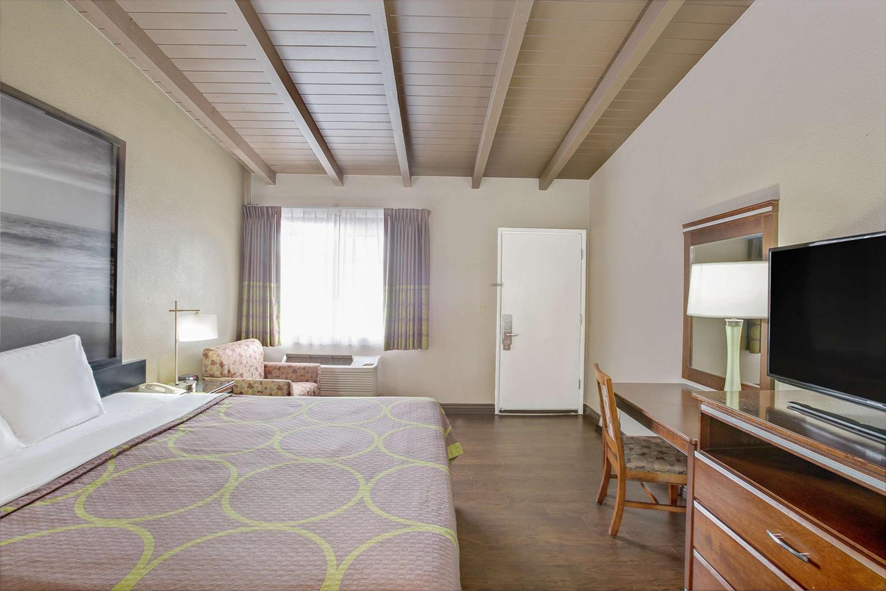 Super 8 by Wyndham Los Angeles-Culver City Area — 5