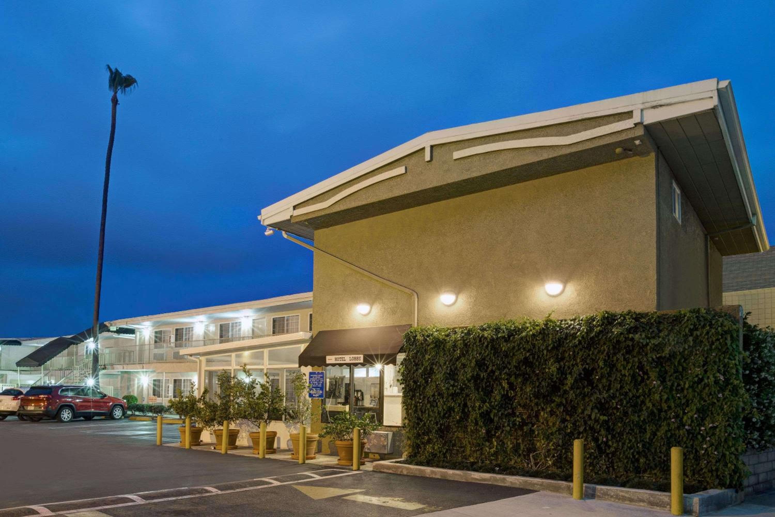 Super 8 by Wyndham Los Angeles-Culver City Area — 3