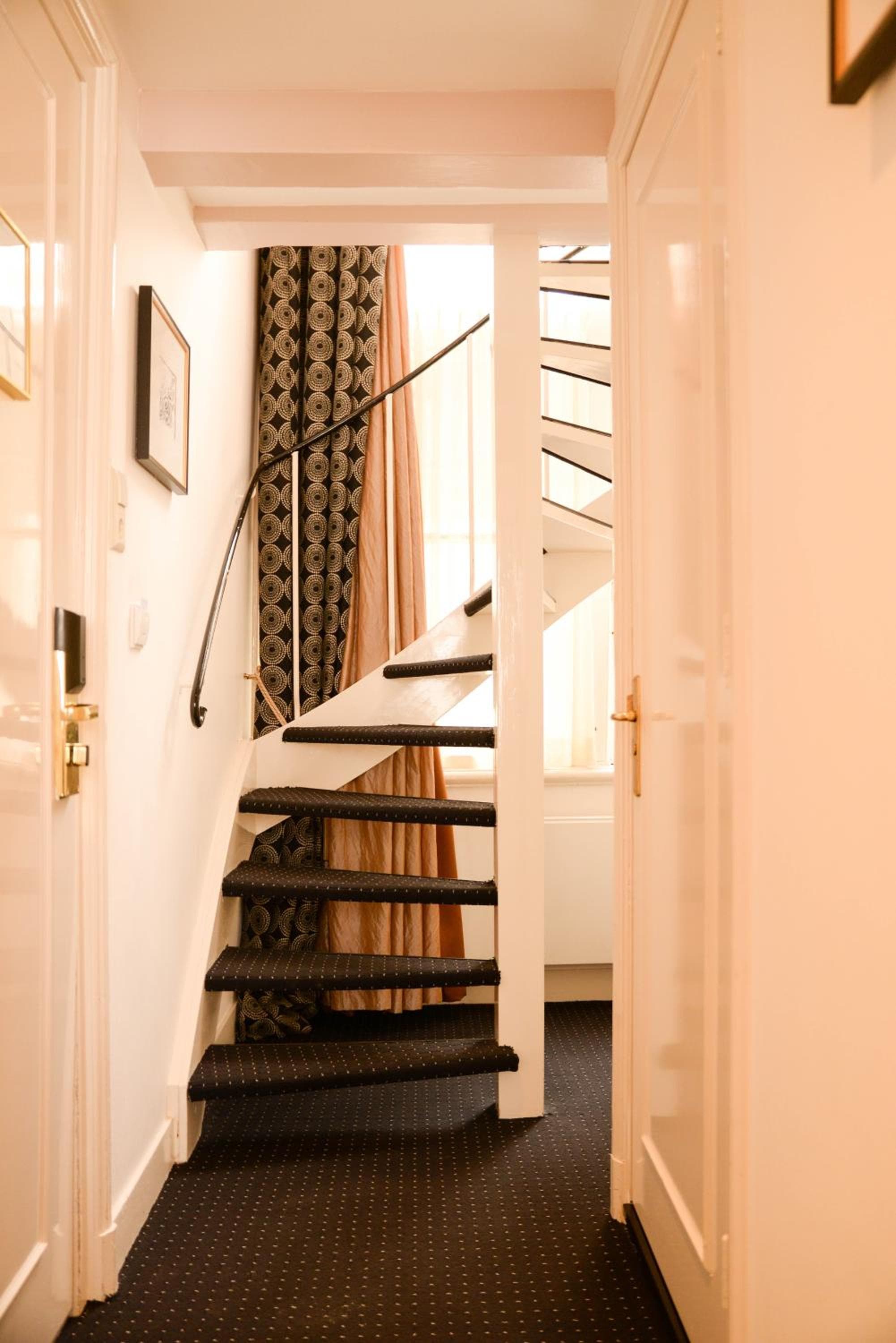 Ambassade Hotel — 9