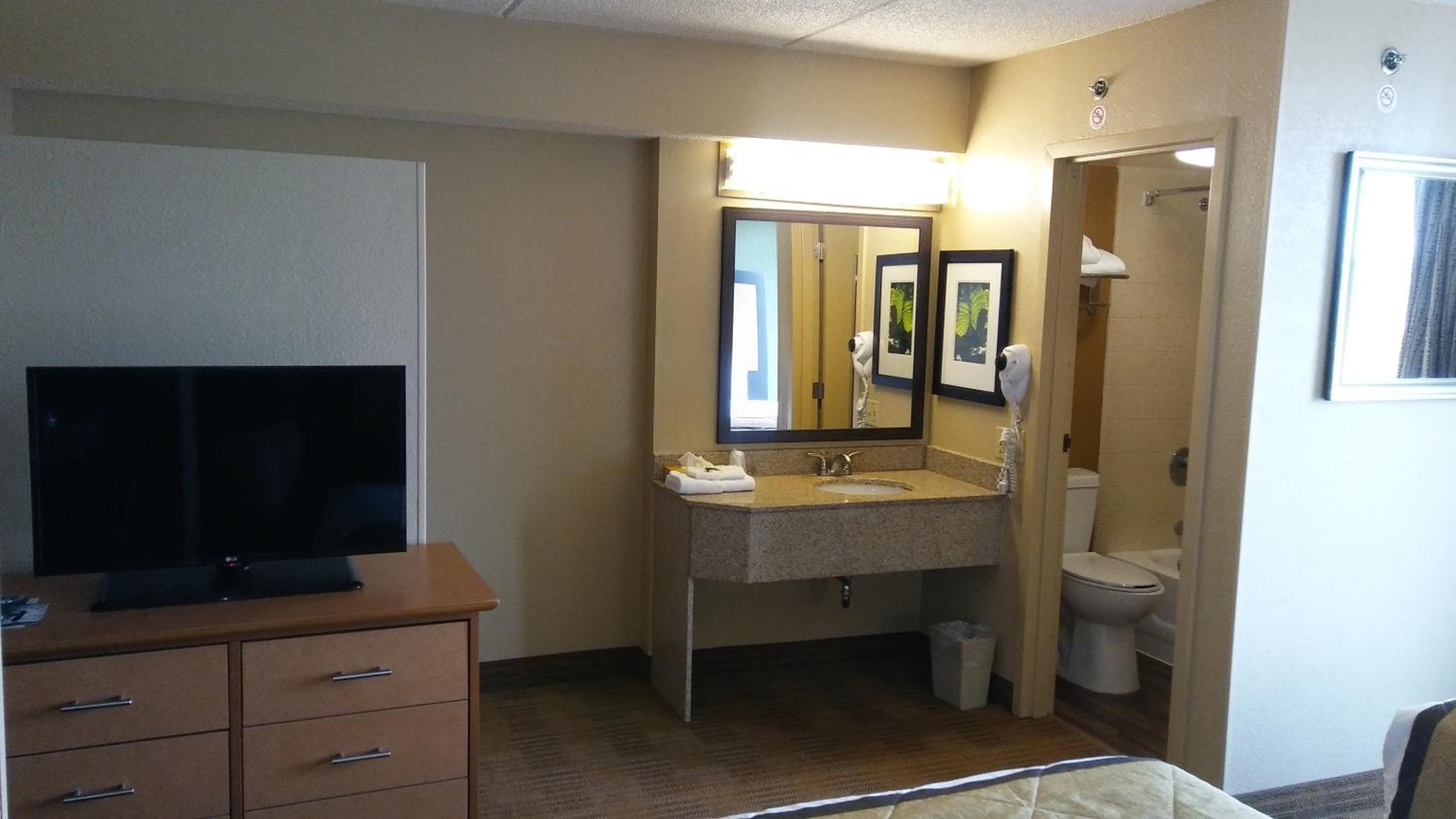 Extended Stay America Suites - Tampa - Airport - N Westshore Blvd — 8