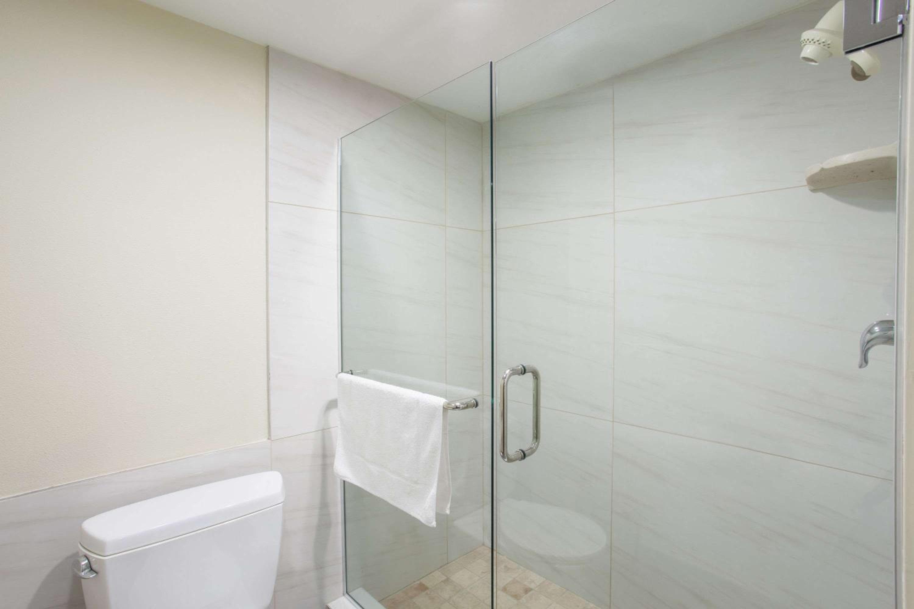 Ramada by Wyndham Culver City — 15