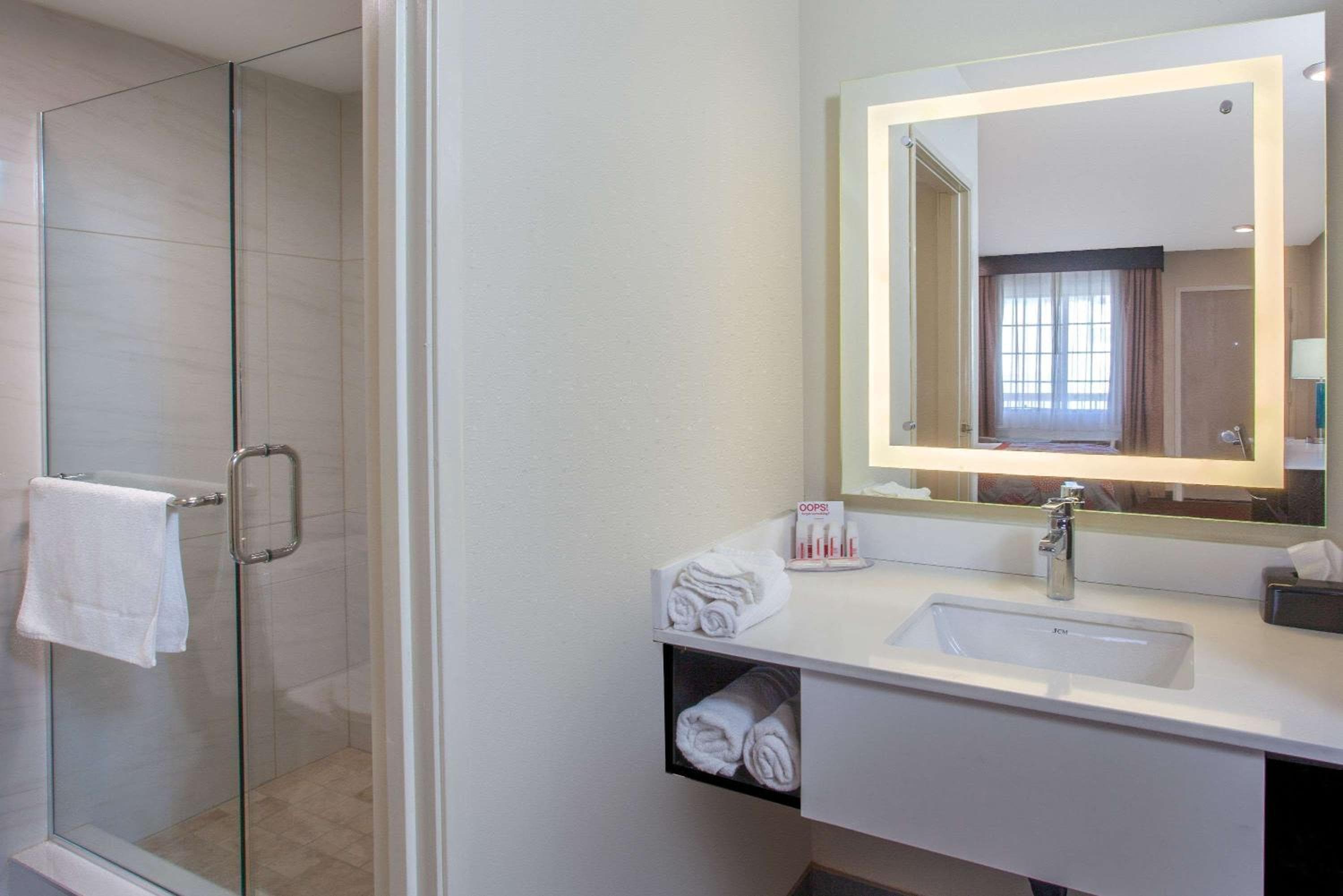 Ramada by Wyndham Culver City — 9